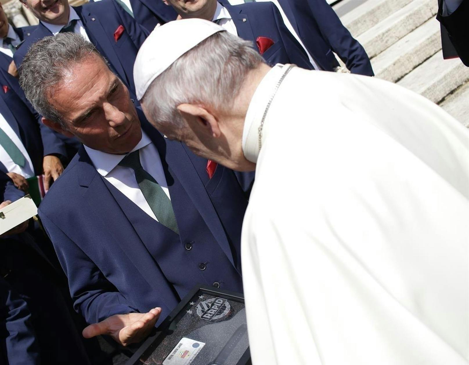 Michael Krammer und Papst Franziskus. Bild: SK Rapid