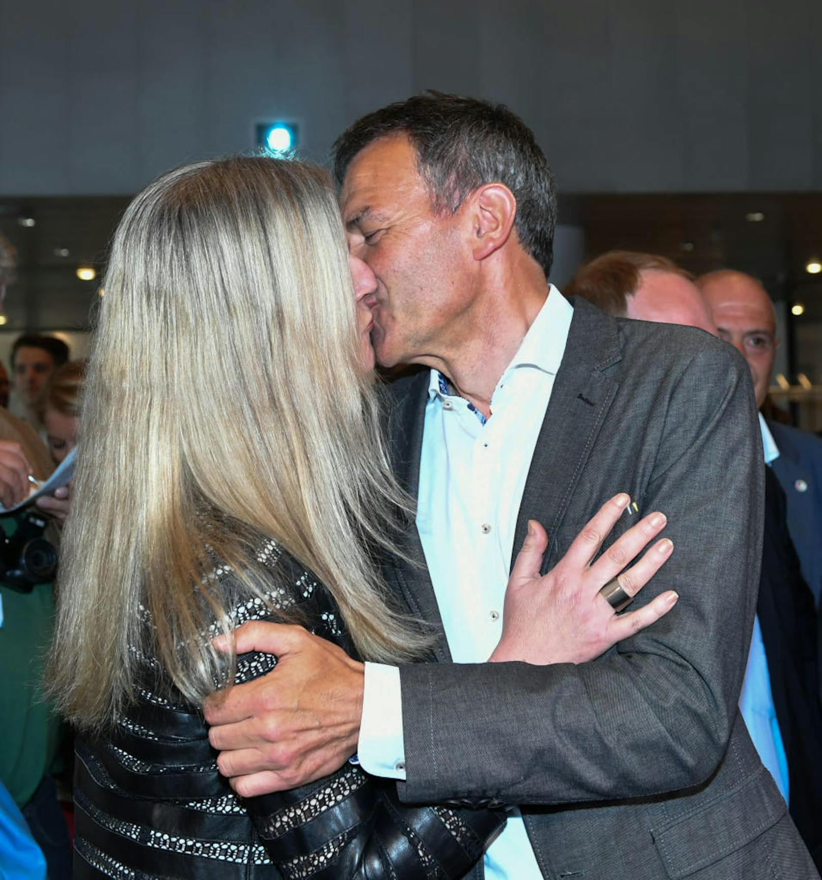 Georg Willi und seine Frau freuen sich über den Wahlsieg.