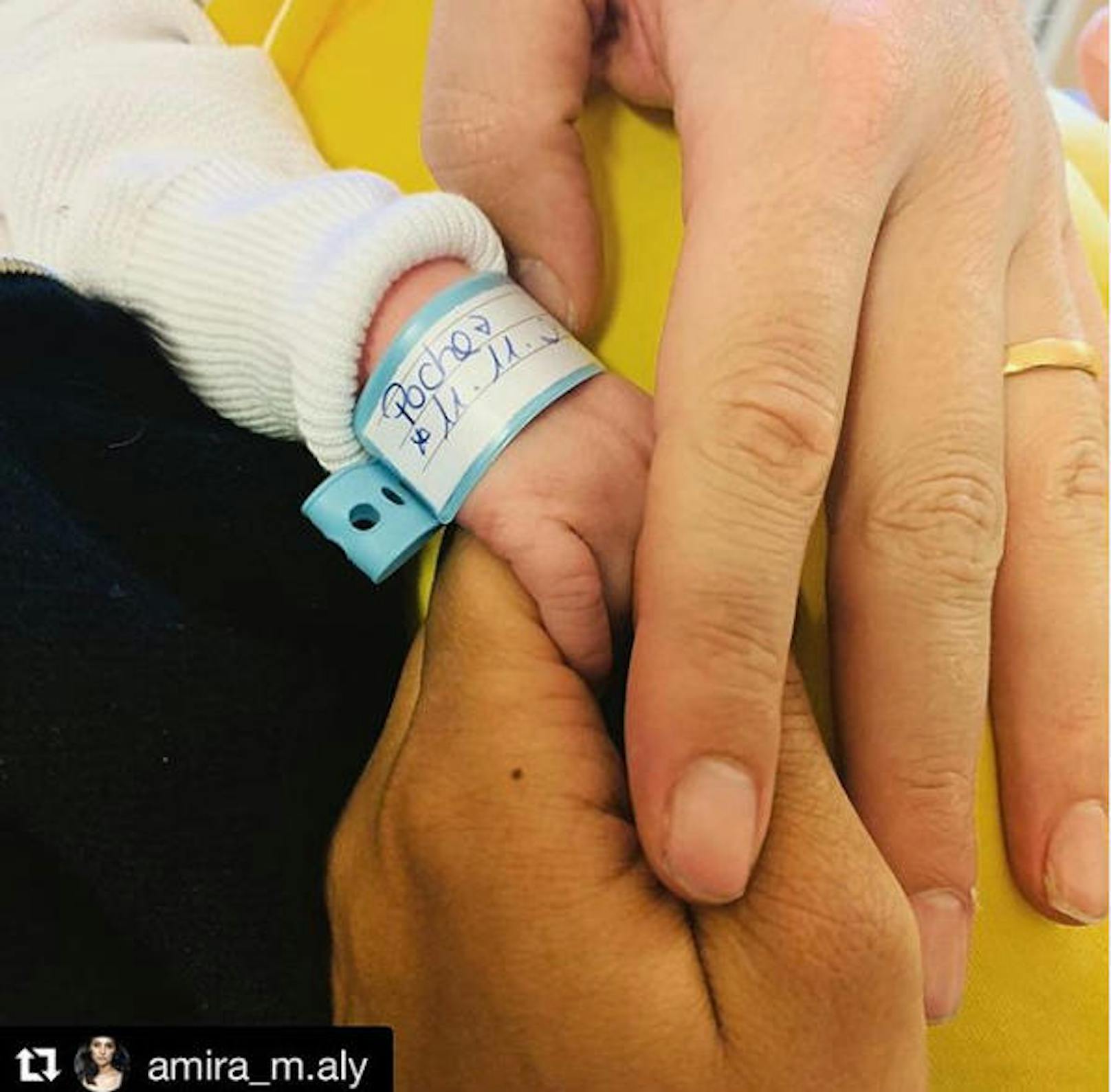 12.11.2019: Mit diesem süßen Foto kündigte Oliver Pocher die Geburt seines vierten Sohnes an. Mama des Kleinen ist das Kärntner Model Amira Aly, inzwischen Pocher.