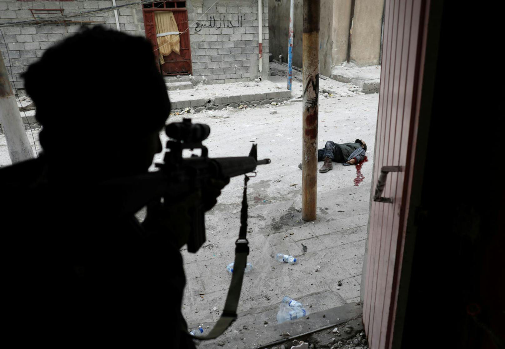 Goran Tomasevic fotografierte einen Soldaten der Irakischen Special Forces, kurz nachdem er einen Mann erschossen hatte, der als Selbstmord-Attentäter verdächtigt wurde.