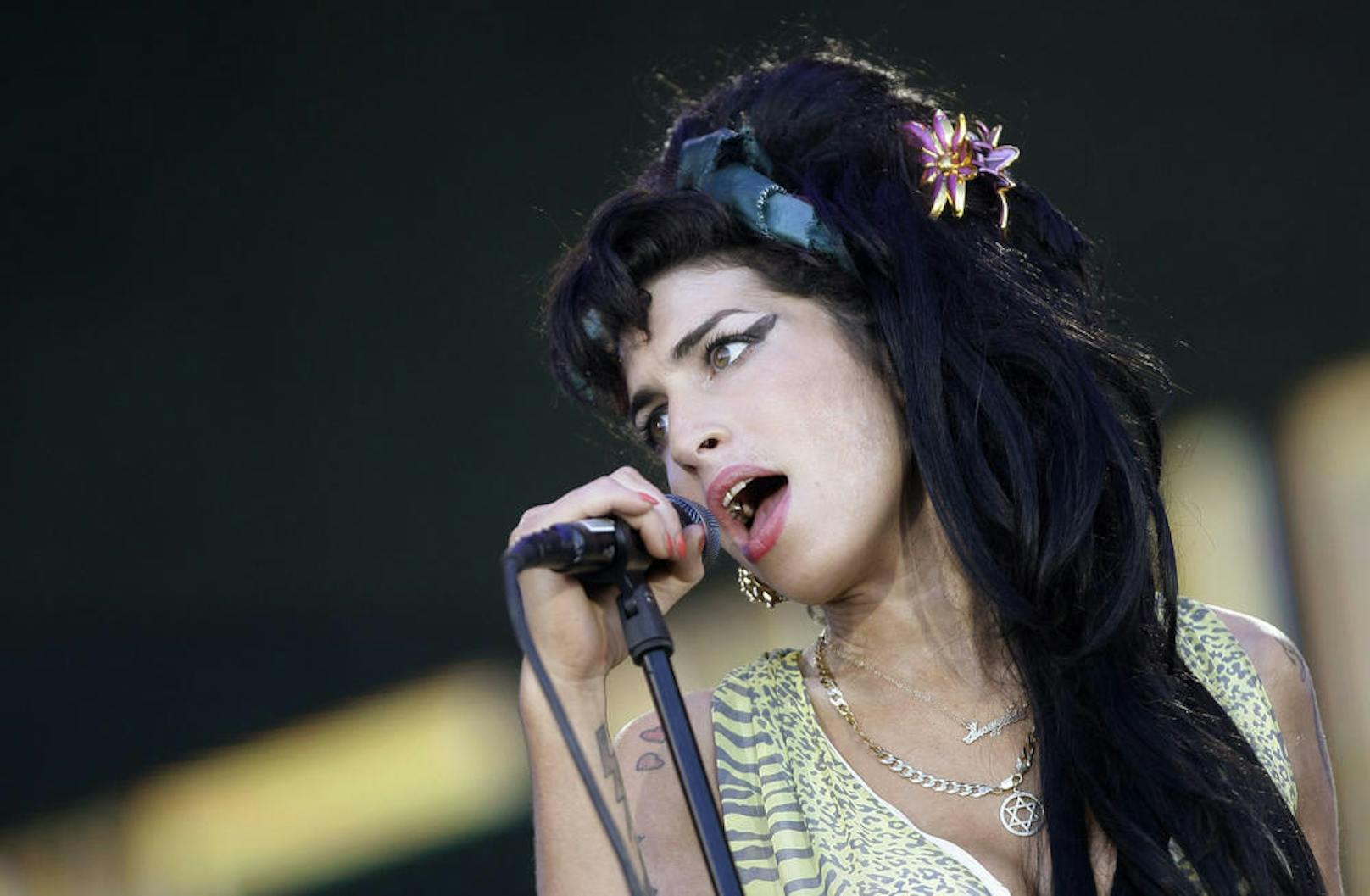 <b>Amy Winehouse</b> verstarb 2011 im Alter von 27 Jahren. Die Sängerin erlag einer Alkoholvergiftung: Sie hatte 4,16 Promille im Blut. Mit Alkohol und Drogen kämpfte Winehouse über mehrere Jahre. Ihr Ex-Mann Blake Fielder-Civil sagte in der britischen "Jeremy Kyle Show", er habe sie an harte Drogen herangeführt: "Es ist meine Schuld, dass Amy Heroin konsumiert hat."