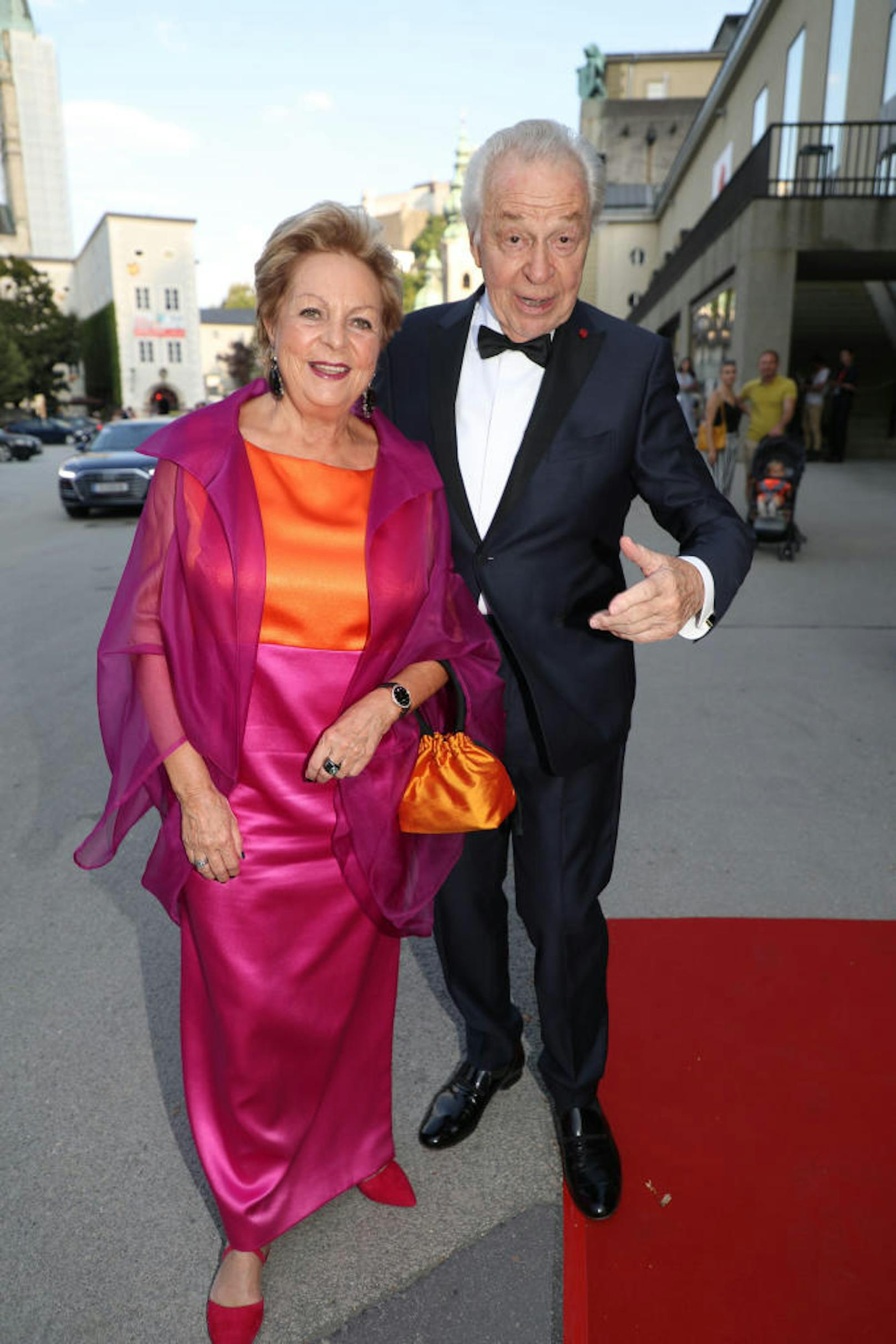 Premiere der Oper Salome in der Felsenreitschule Salzburg. Im Bild Harald Serafin mit Ehefrau Ingeborg.