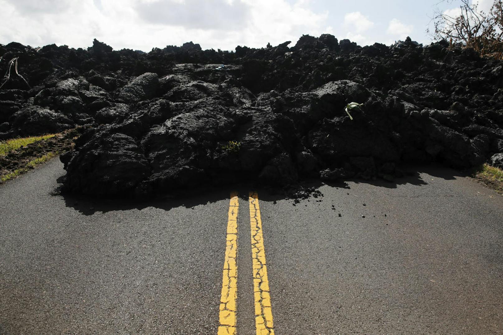 Der Vulkan Kilauea auf Hawaii ist seit Anfang Mai gefährlich aktiv. Tausende Bewohner mussten schon evakuiert werden, Häuser und Straßen von Lavaströmen zerstört.