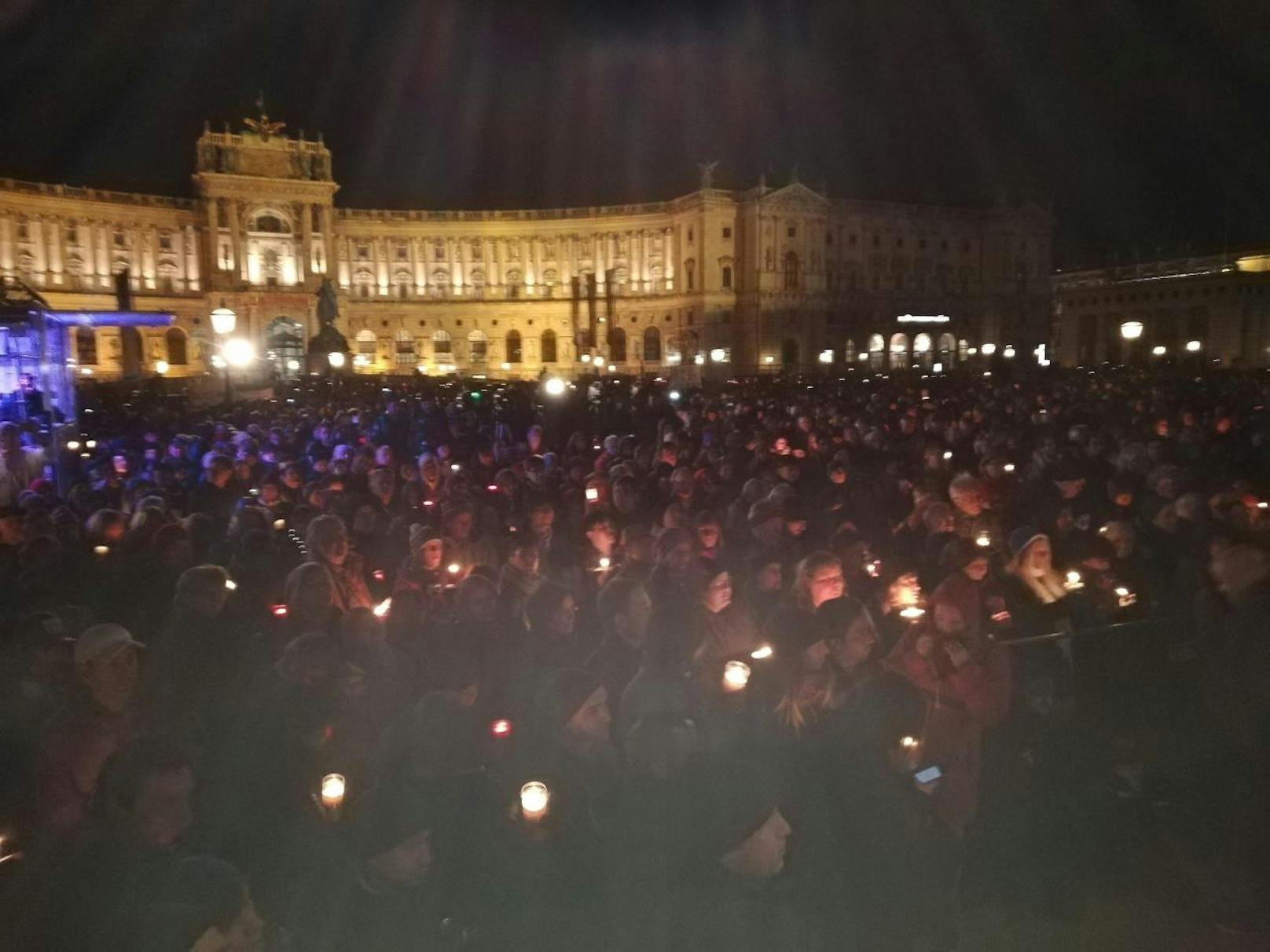 Tausende bei Lichtermeer für Ute Bock