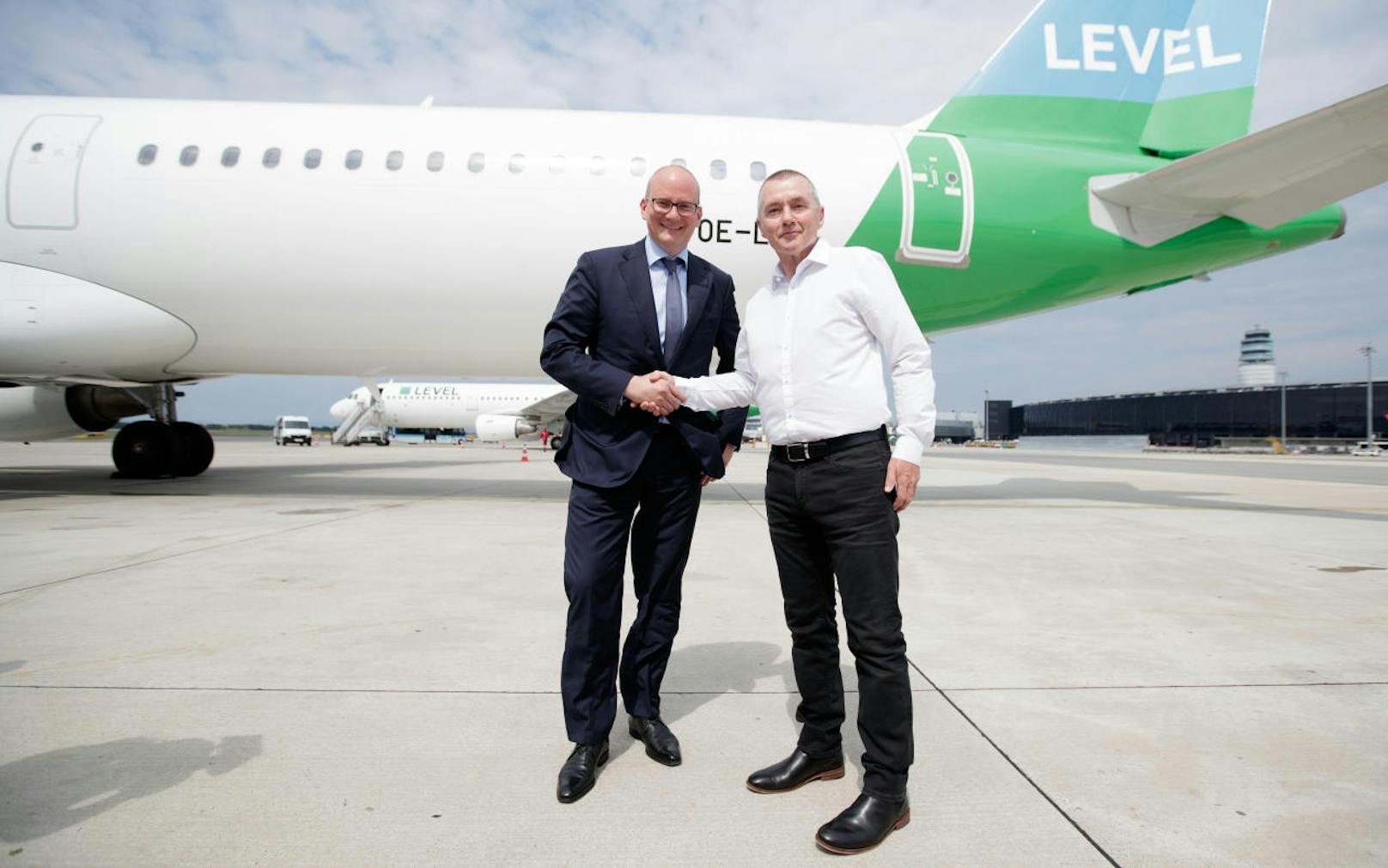 Vorstand der Flughafen Wien AG, Julian Jäger (l.) und IAG-Chef Willie Walsh 
