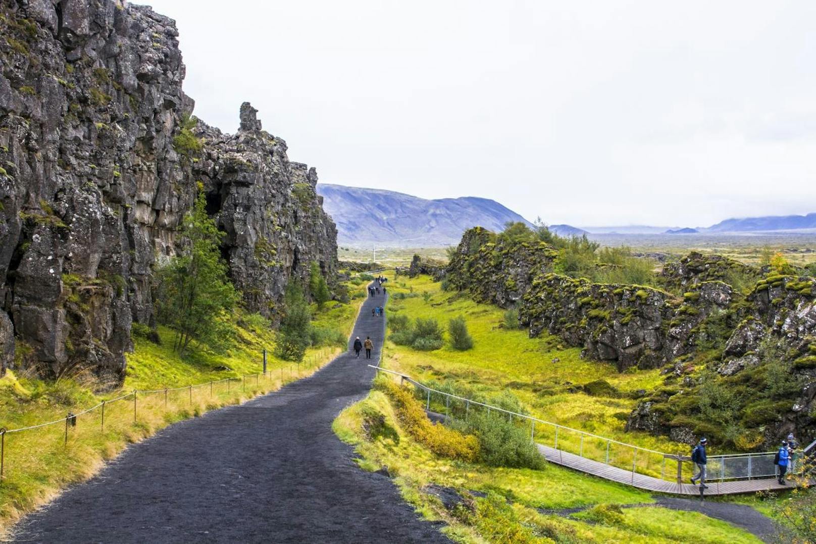 Im isländischen Nationalpark zwischen zwei Kontinenten spazieren.
