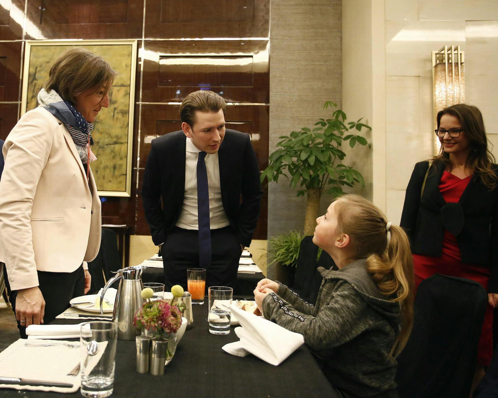 <b>Tag 2: </b>Bundeskanzler Sebastian Kurz mit der siebenjährigen österreichischen Geigerin Anna Cäcilia Pföß vor der Eröffnung der Wirtschaftskonferenz" AUSTRIA CONNECT".