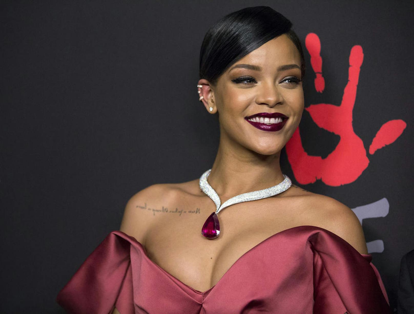 Sängerin Rihanna geht unter die Tattoo-Designerinnen.
