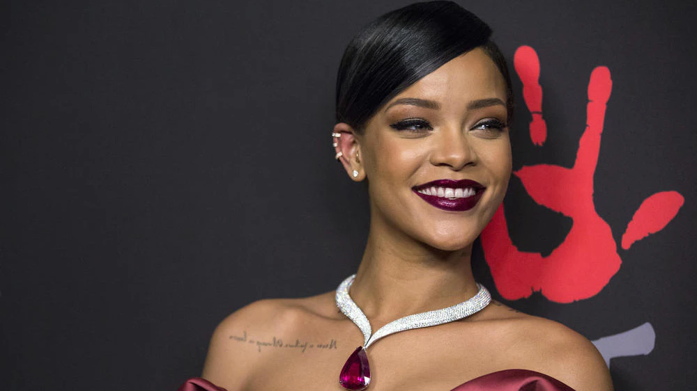 Sängerin Rihanna geht unter die Tattoo-Designerinnen.