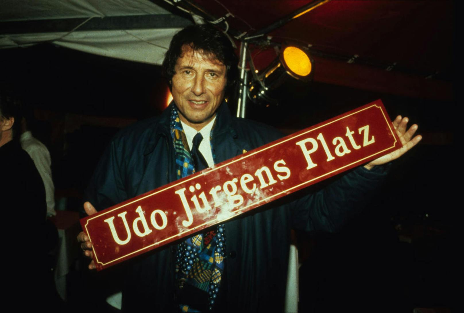Udo Jürgens mit einem "Udo Jürgens Platz"-Schild