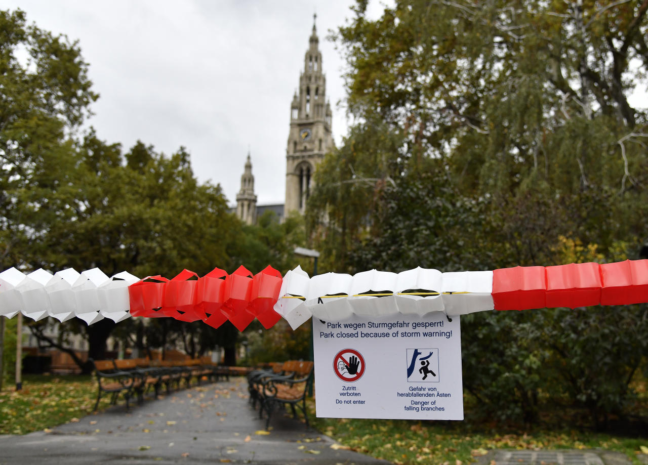 Hinweistafel beim Rathauspark über eine Sperre wegen des Sturms, am Sonntag, 29. Oktober 2017, in Wien.