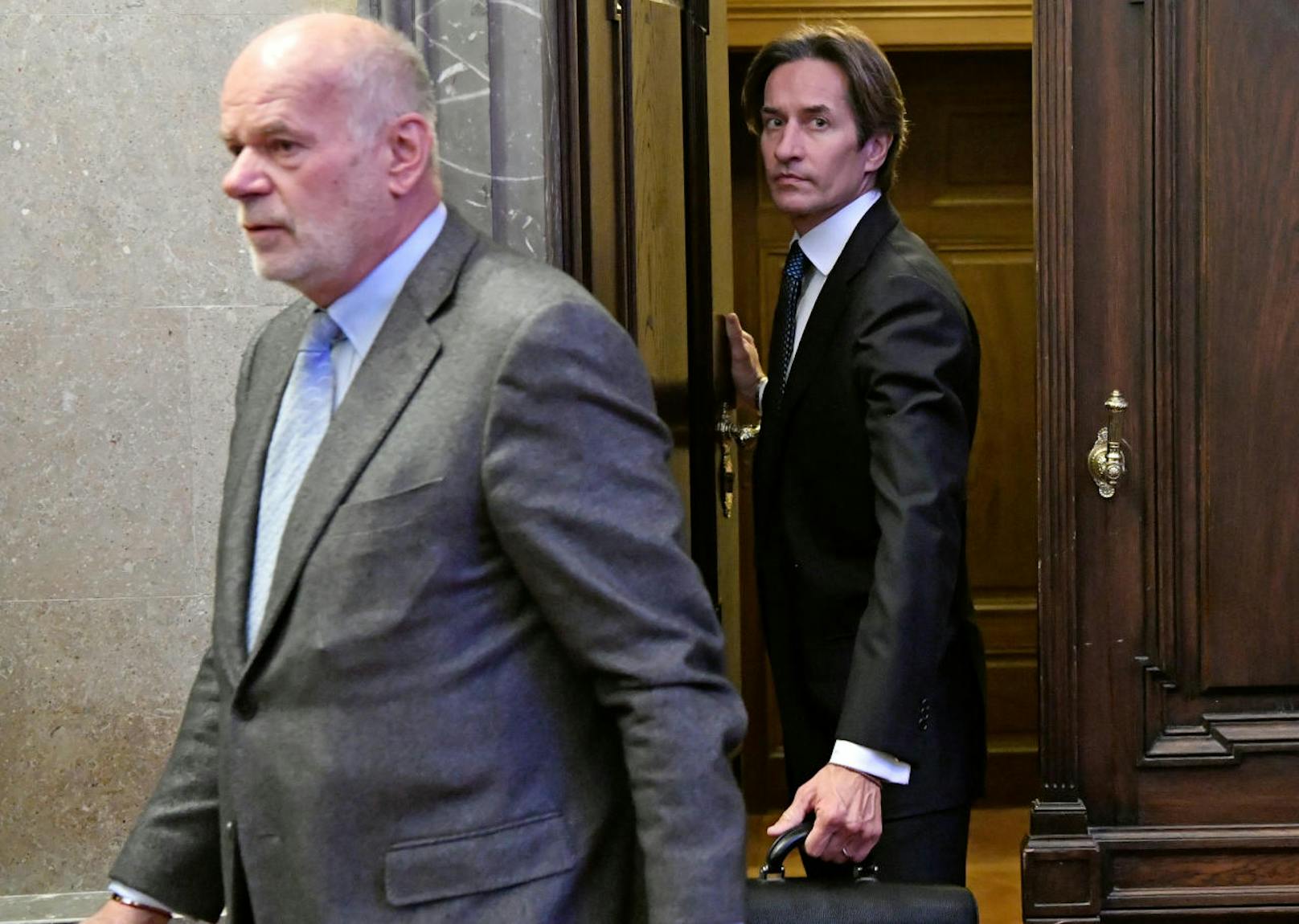 Der Angeklagte Karl-Heinz Grasser (r.) und sein Anwalt Manfred Ainedter.