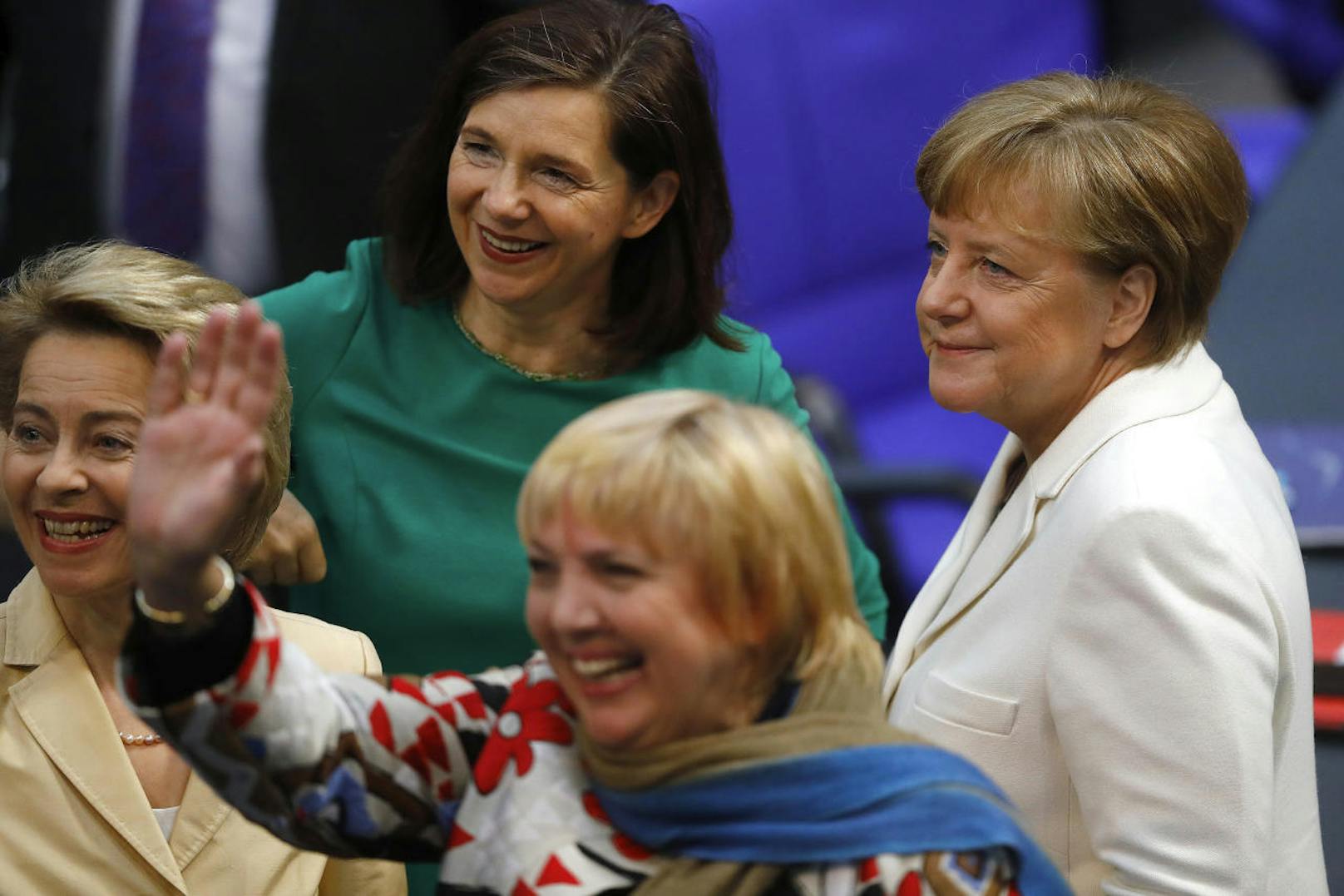 Angela Merkel, Verteidigungsministerin Ursula von der Leyen mit Katrin Goering-Eckardt und Claudia Roth (vorne) im Parlament.