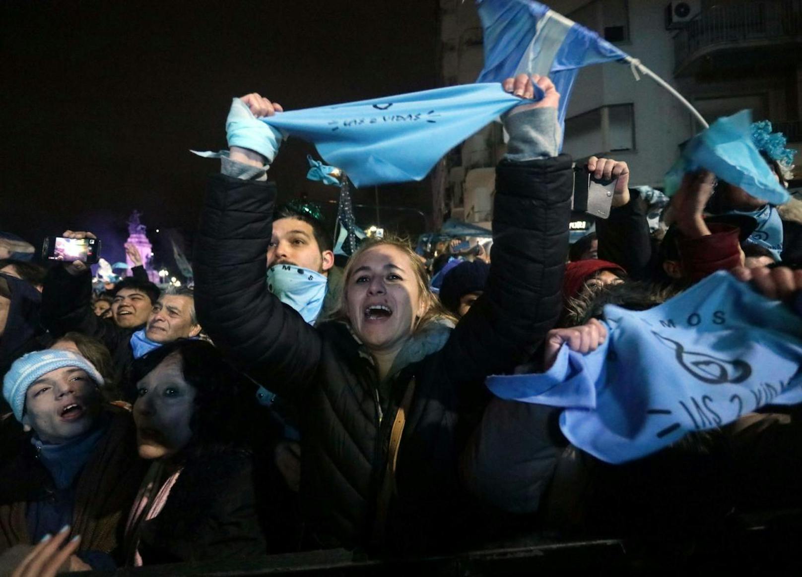 Das argentinische Parlament stimmte mit knapper Mehrheit für die Beibehaltung des gegenwärtigen Abtreibungsverbots. Tausende - vor allem Frauen - demonstrierten gegen die Entscheidung.