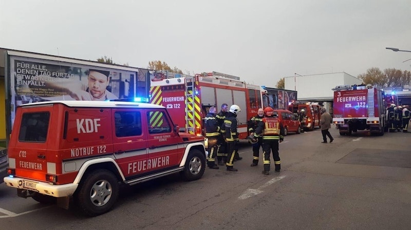 Das Kühlgas strömte unkontrolliert aus, die Florianis evakuierten angrenzende Bereiche und dämmten die Gefahr ein.