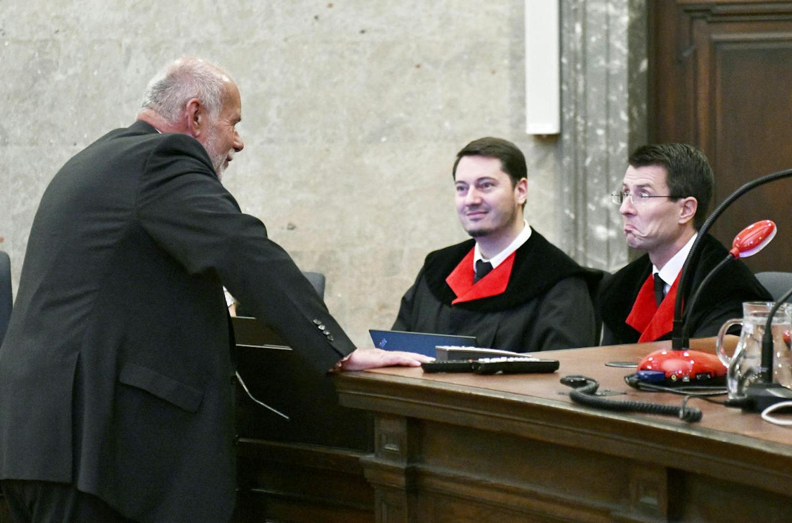 Anwalt Manfred Ainedter mit den Staatsanwälten Alexander Marchart und Gerald Denk.