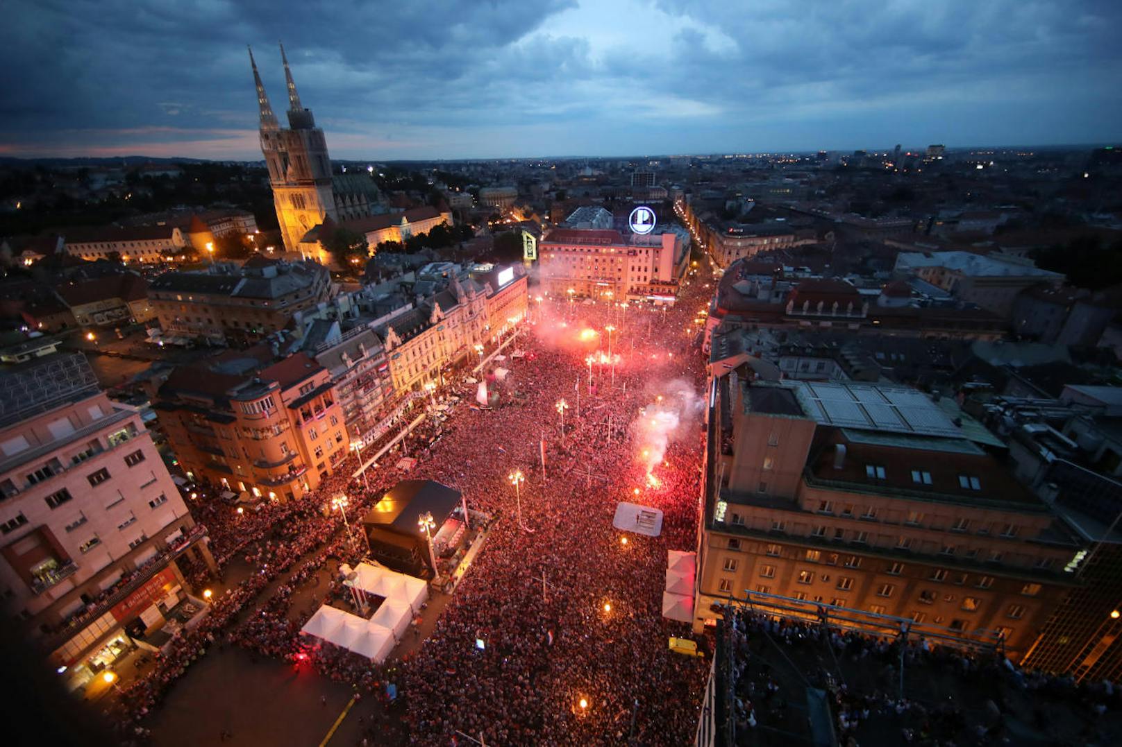 Medien berichten von 300.000 Fans, die in Zagreb die kroatische Nationalmannschaft und den Vizeweltmeister-Titel feiern.