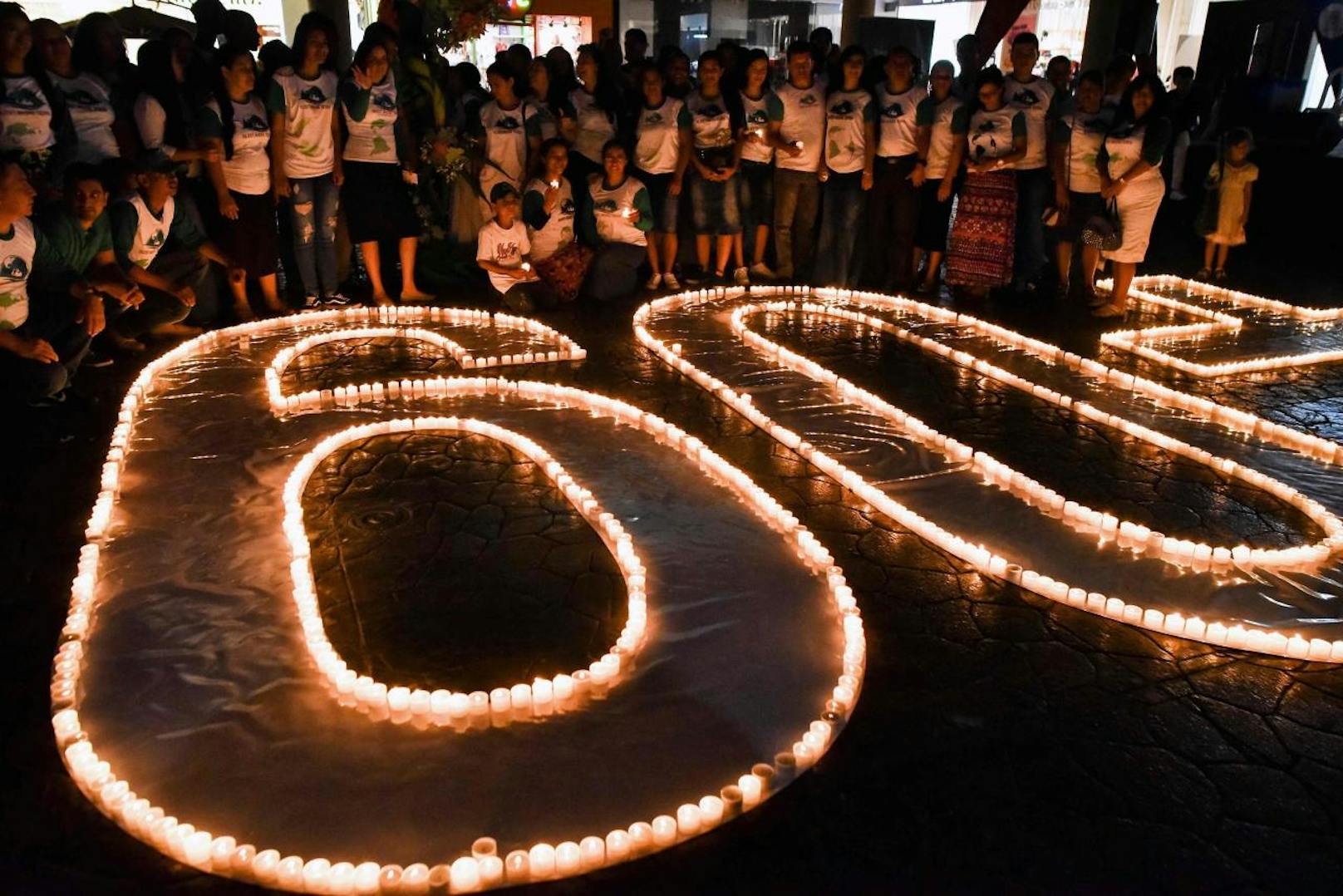 Weltweit haben Städte die Lichter abgedreht. Tausende setzten mit Kerzen ein Zeichen