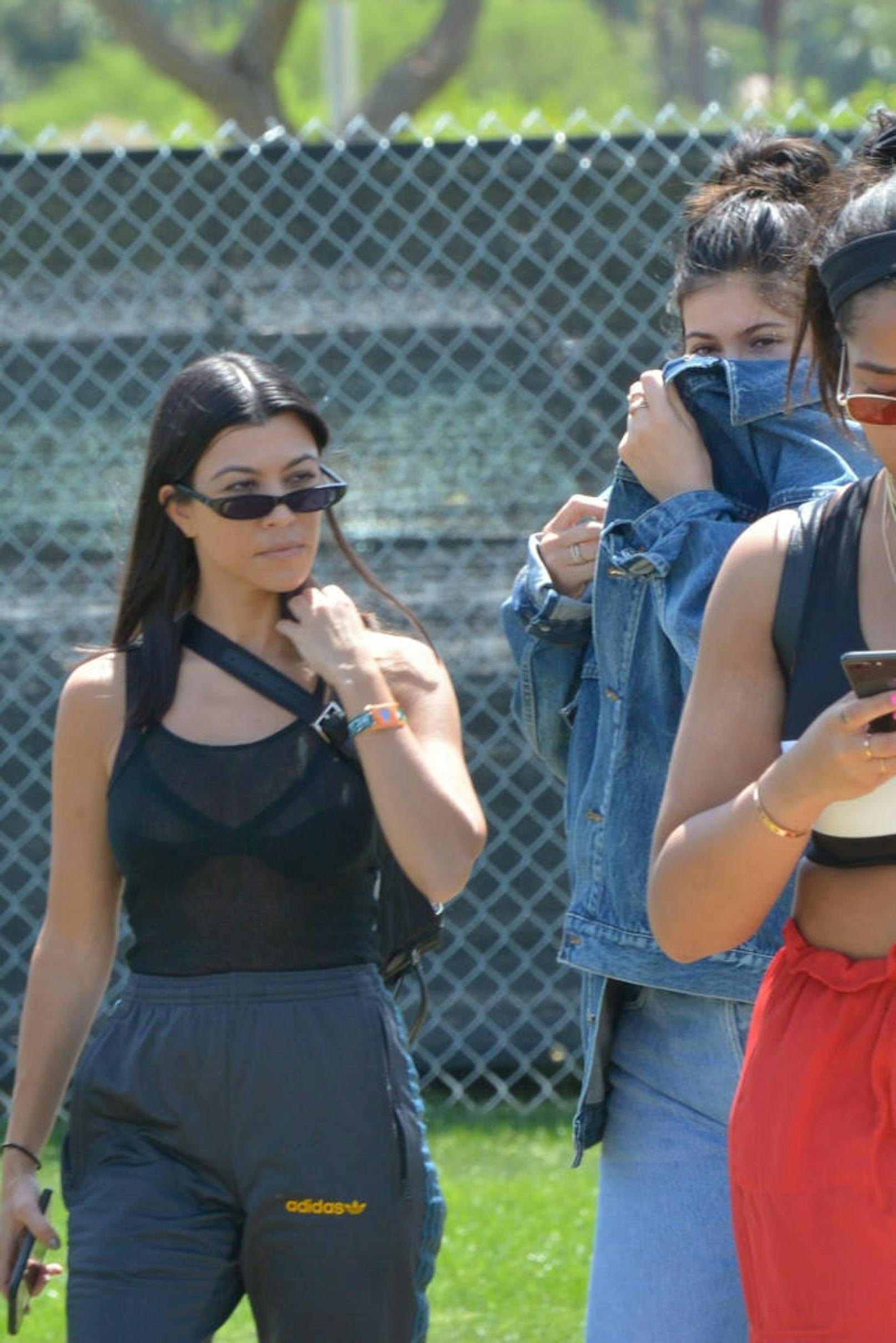 Die frischgebackene Mama Kylie Jenner (hält sich die Jeans-Jacke vors Gesicht) ließ ihr Baby zuhause und feierte mit Schwester Kourtney Kardashian, Younes Bendjima und Travis Scott ab