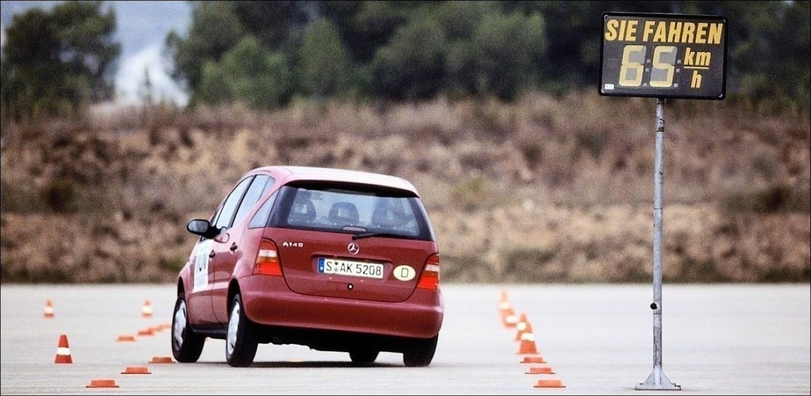 Bestandener Elchtest - leider liess sich die A-Klasse nicht von Anfang an so sicher durch die Pylonen fahren, erst ESP, ASR und dergleichen verhalfen der A-Klasse zu einem elch-sicheren Fahrverhalten.