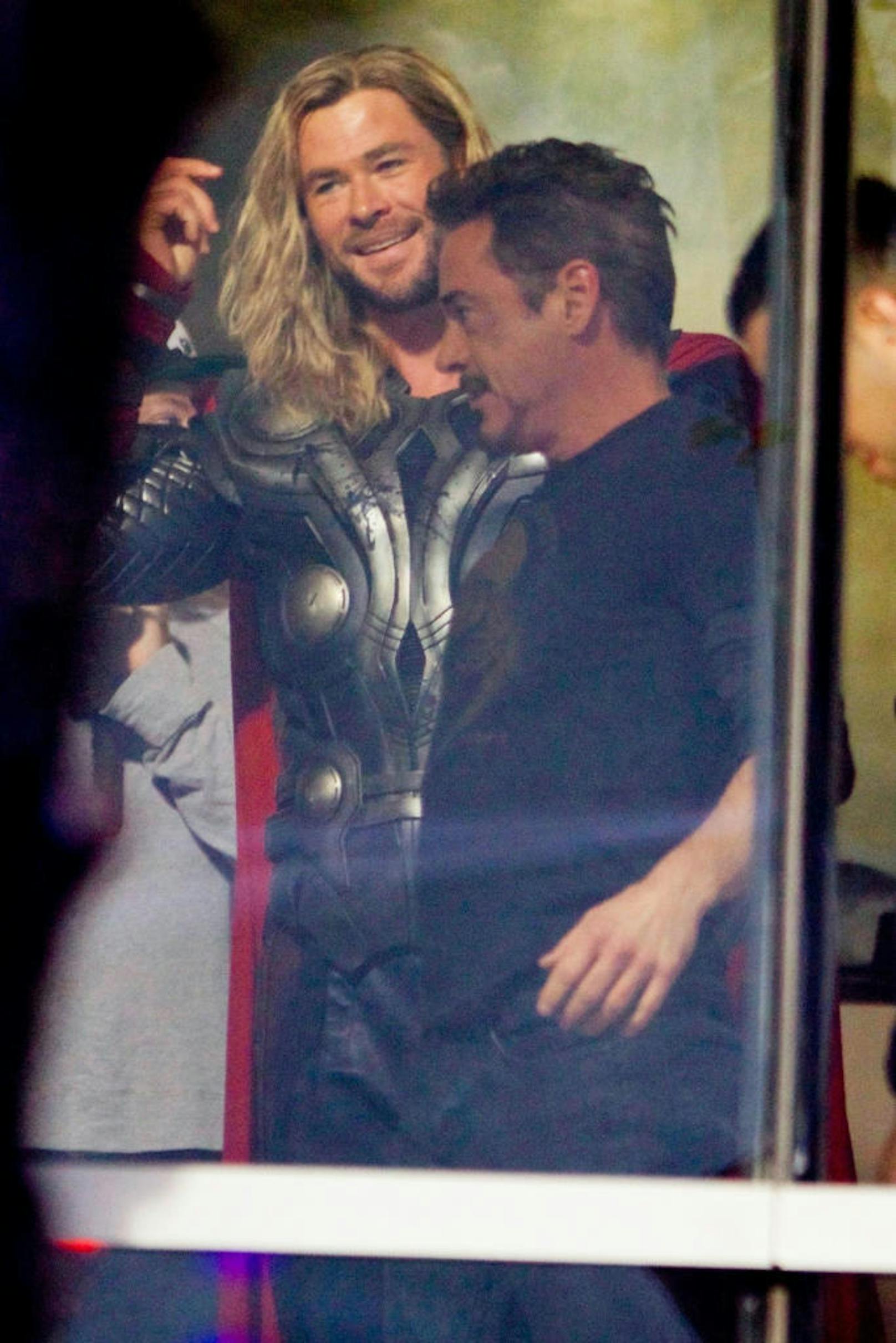 Die alte Crew ist wieder beisammen. Natürlich heizen die Fotos Gerüchte über den neuen Film an. Die große Frage: Was trägt Tony Stark da? Und wo ist sein Anzug? 