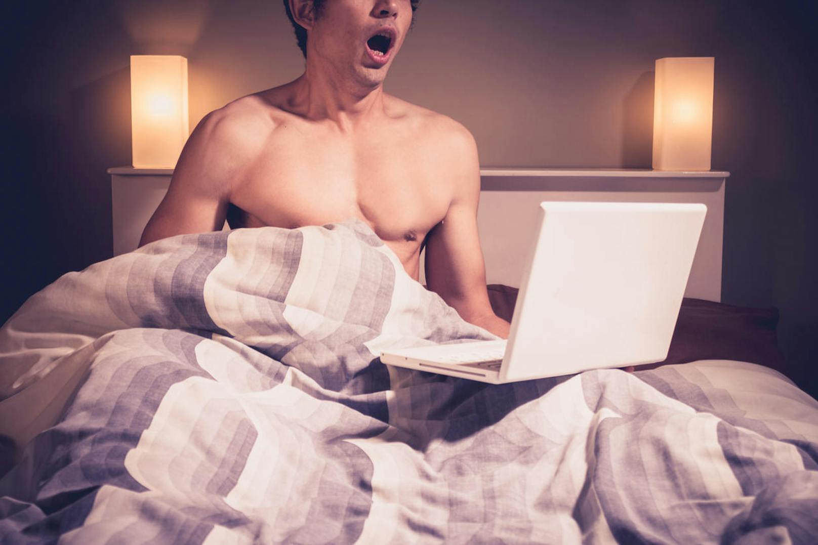 Die nachhaltigste Möglichkeit für Männer, eine durch Pornokonsum hervorgerufene Erektionsstörung zu beheben, liegt darin, sich vorübergehend von der Reizüberflutung durch Pornos abzuwenden.