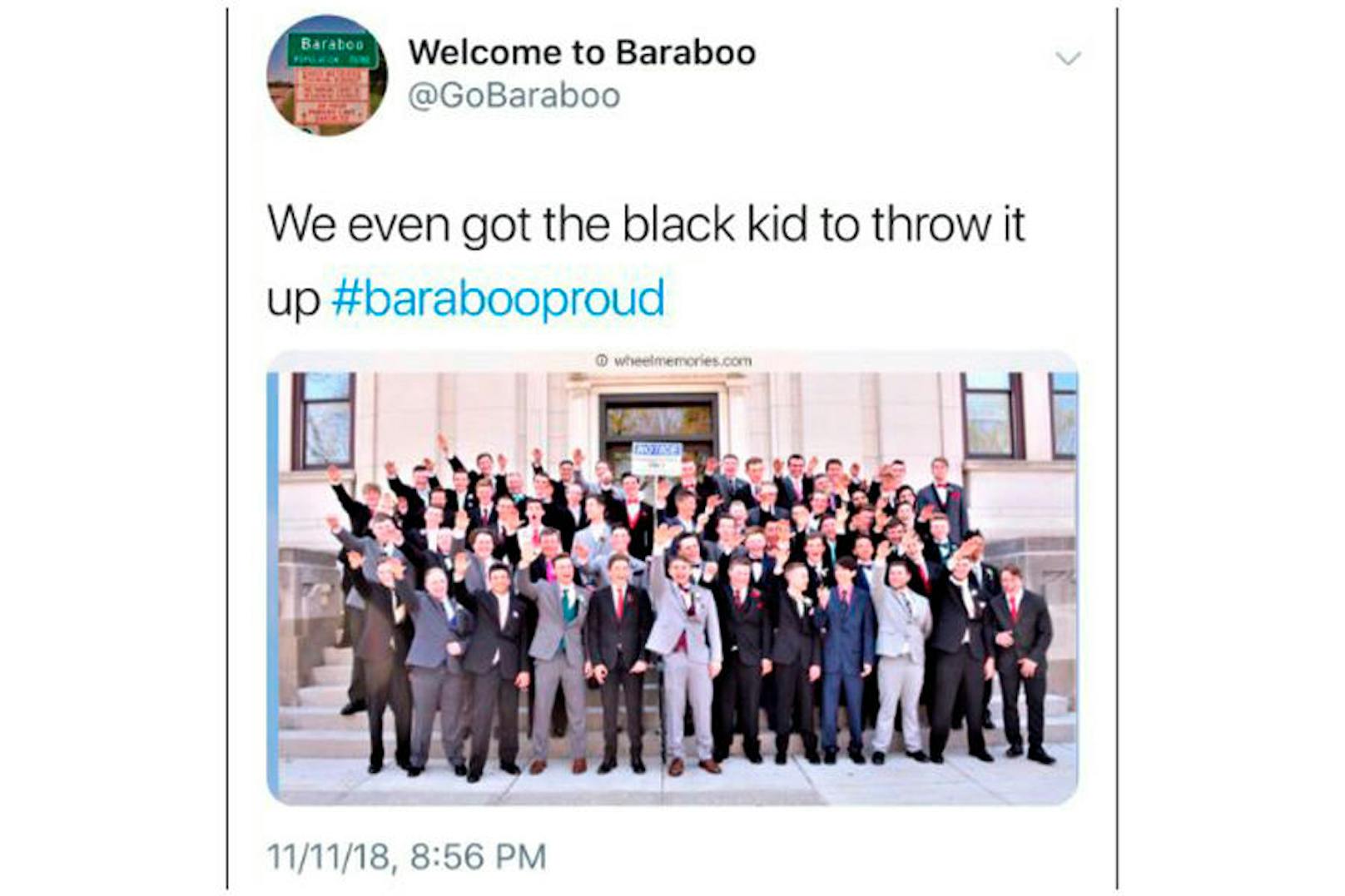 Mit dem Satz: "Wir haben sogar den Schwarzen dazu gebracht, [den Arm] nach oben zu werfen", wurde das Foto am 11. November auf Twitter präsentiert. Von da verbreitete es sich wie ein Lauffeuer.