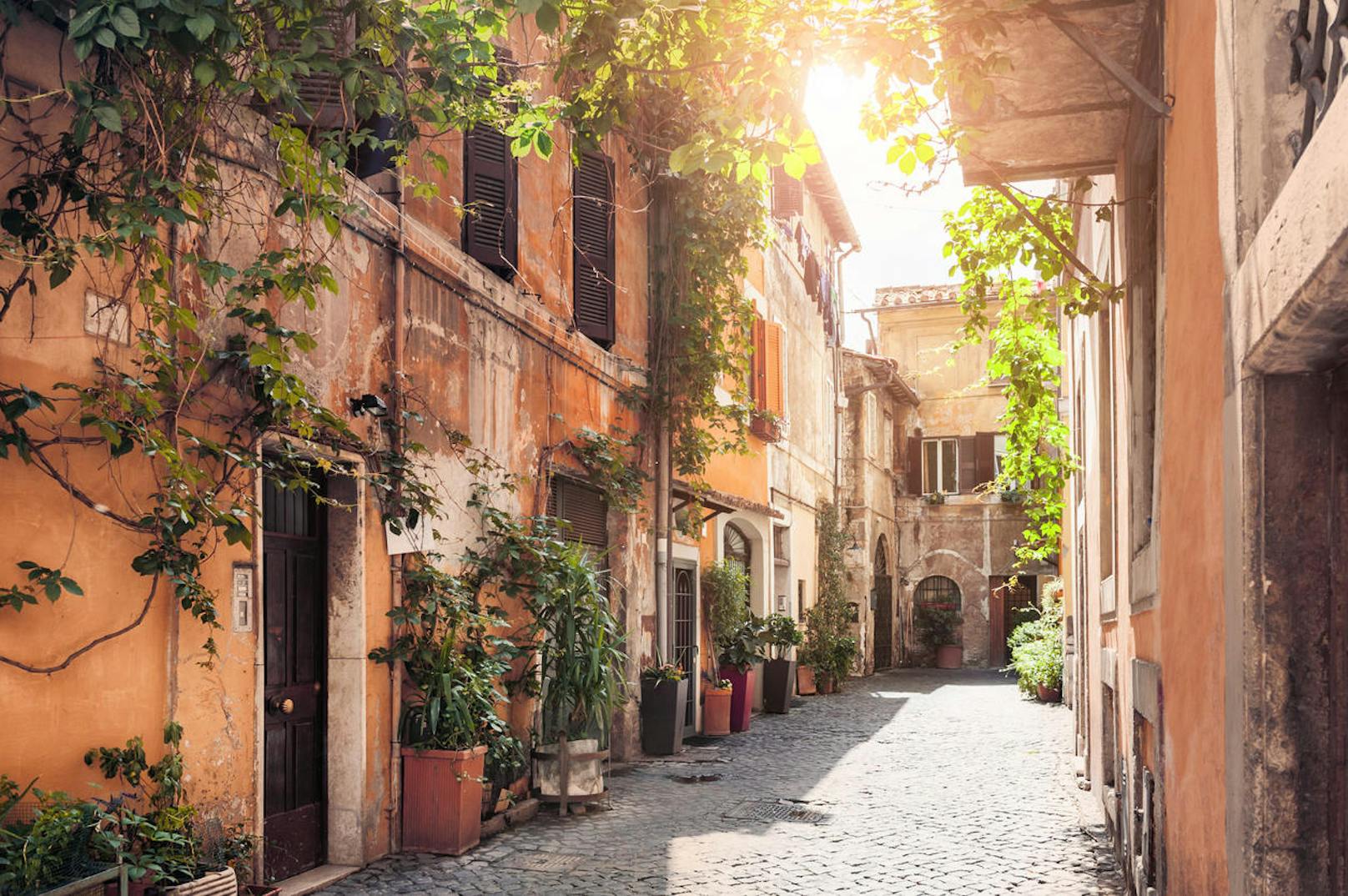 Trastevere - das kleine Viertel am Ufer des Tibers ist ein Viertel Roms, das sehr authentisch ist. Zwischen den engen Gassen kann man ausgezeichnet essen gehen. Von manchen wird Trastevere auch das Dorf in der Stadt genannt. Wer einmal das echte Rom kennenlernen will, sollte einen Abstecher nach Trastevere machen!
