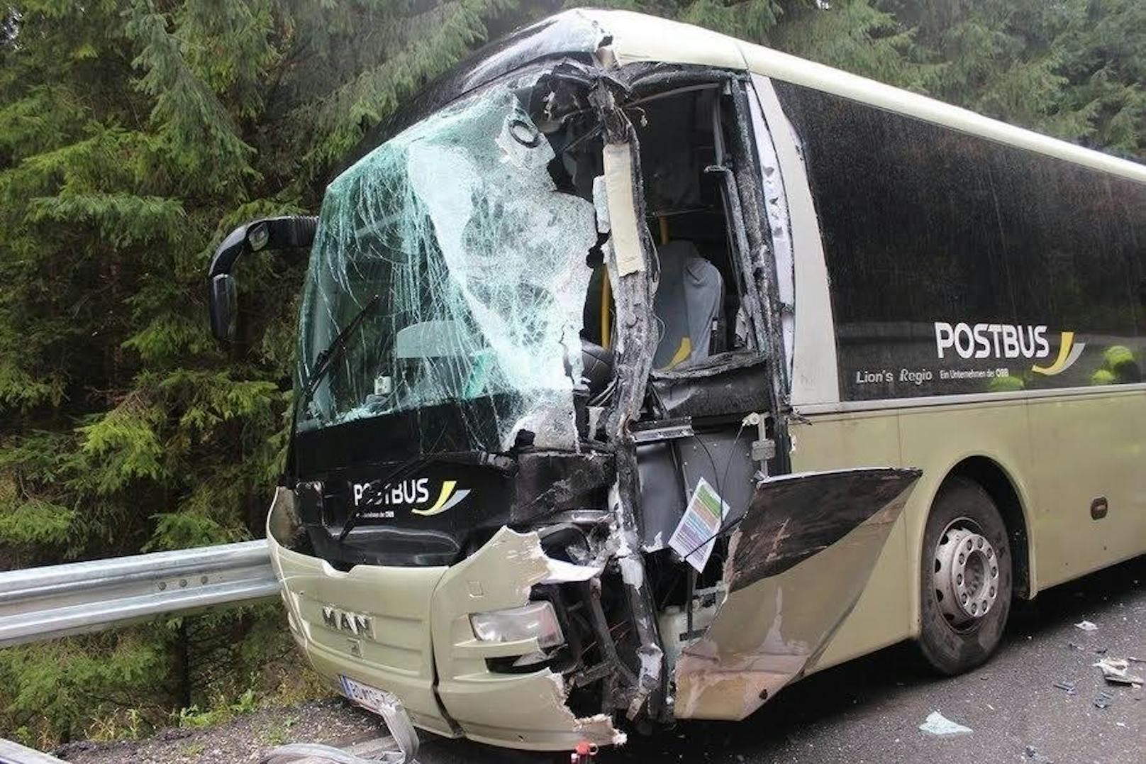 Auf der B146 hat sich am Dienstag ein schwerer Verkehrsunfall ereignet. Ein Lkw kollidierte mit einem Schülerbus. Mehrere Personen wurden verletzt
