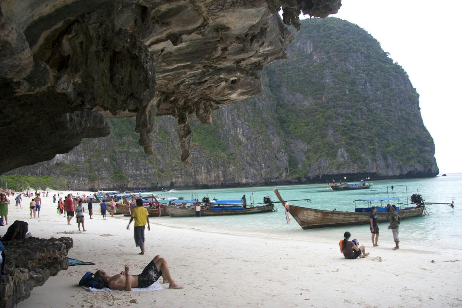 Maya Bay auf der thailändischen Insel Phi Phi wurde als Drehort für den Film "The Beach" mit Leonardo di Caprio weltberühmt. Weil der Strand seitdem von Urlaubern überlaufen ist, zog die thailändische Regierung die Notbremse und sperrt den Strand für vier Monate im Jahr, um weitere Umweltschäden zu verhindern.