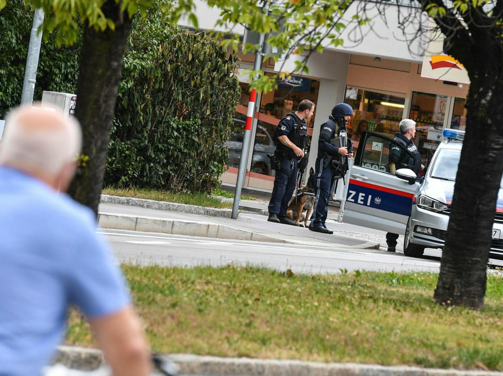 Fotos vom Polizeieinsatz im Zuge eines Banküberfalls in Innsbruck am 13. August 2018.