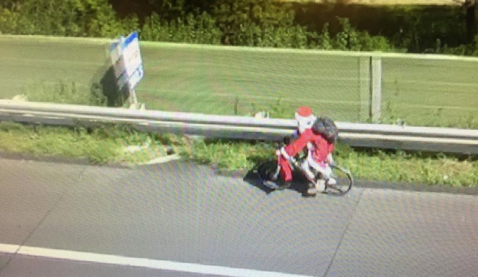 Als Weihnachtsmann radelte der Russe am Pannenstreifen der A4.