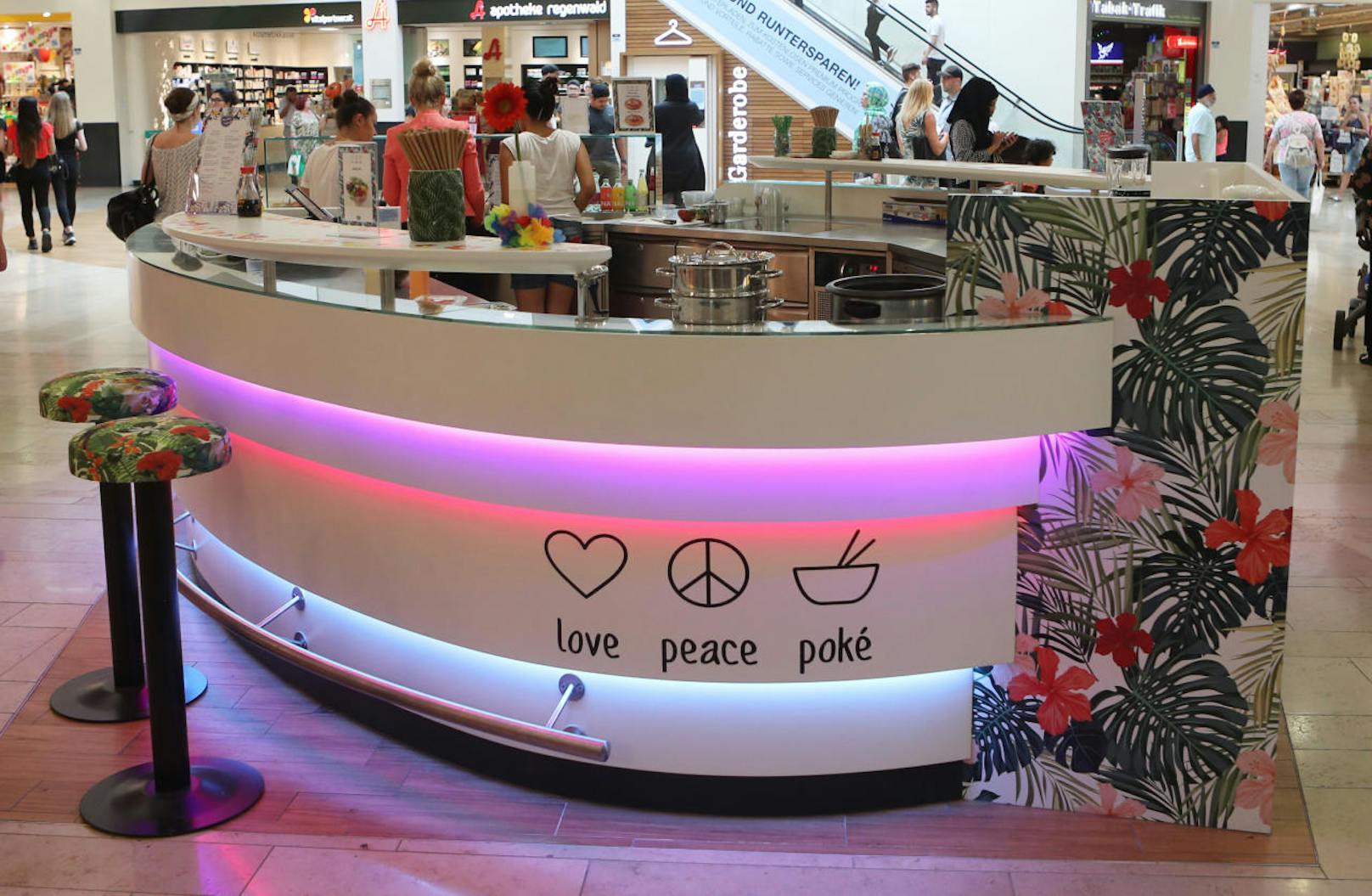 "Love, Peace und Poké" halten Einzug im Wiener Donauzentrum. Die gesunden und farbenfrohen Hawaai-Bowls bringen das Flair der pazifischen Inselkette auf den Tisch. (c) Christian Ort