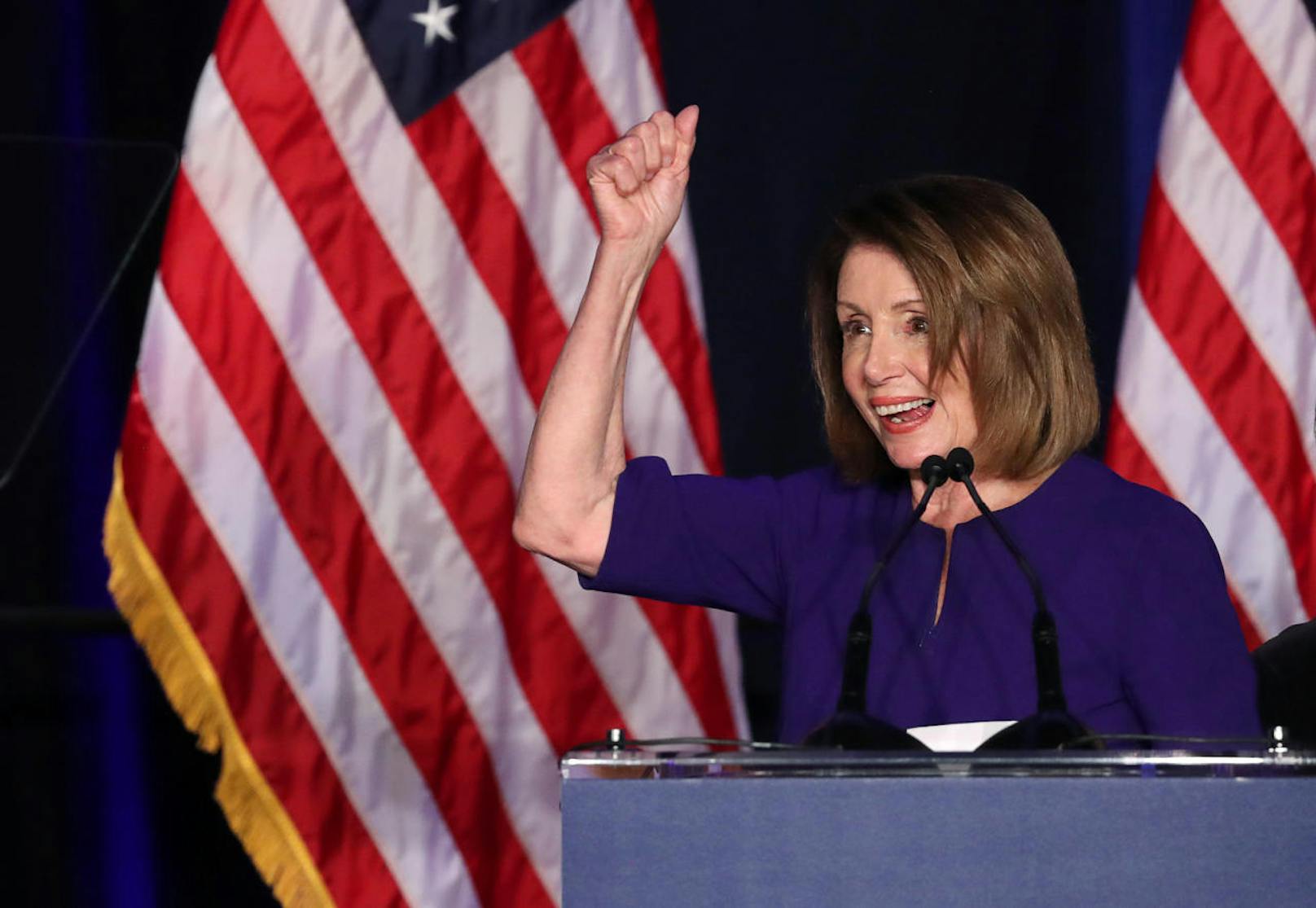 Die Vorsitzende der Demokraten im Repräsentantenhaus, Nancy Pelosi, feiert den Gewinn der Mehrheit