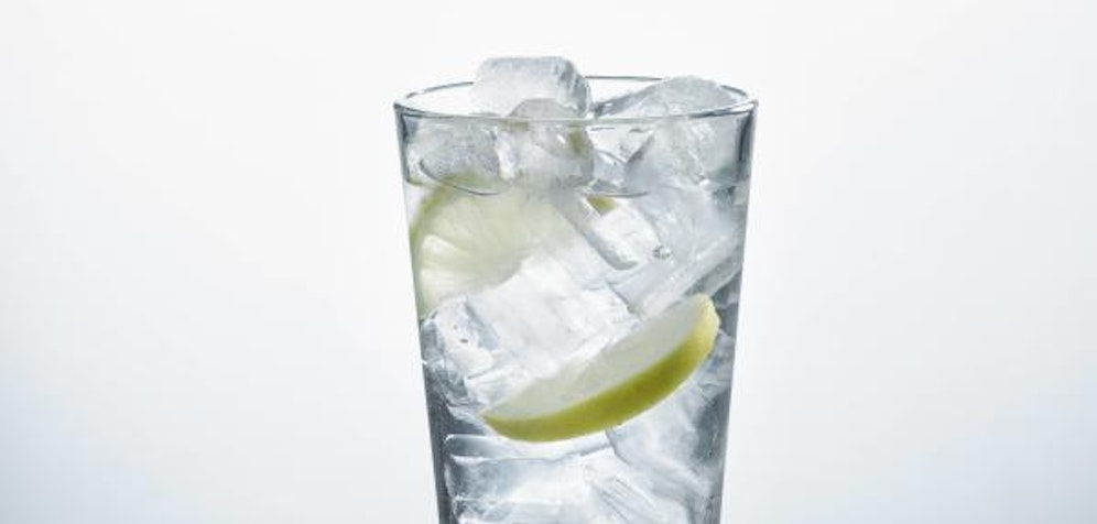 Eiswürfel sind Alleskönner! Neben Drinks kühlen, können sie auch noch Hautprobleme lösen.