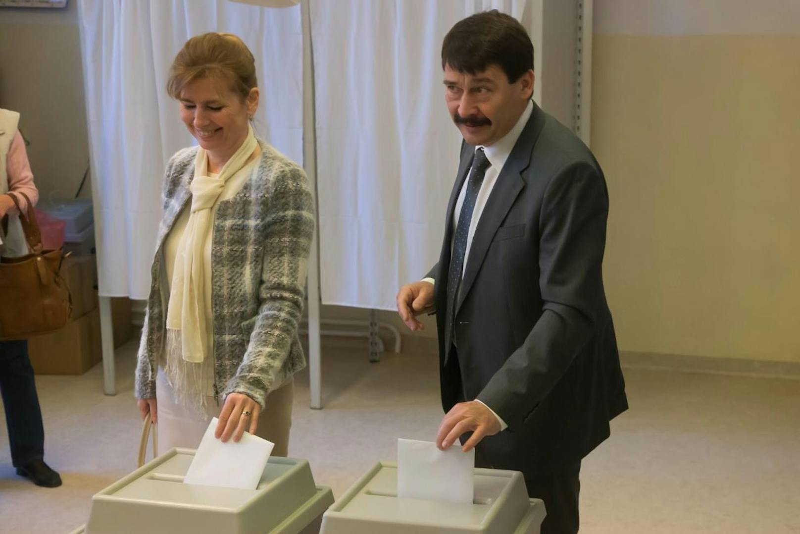 Ungarns Präsident Janos Ader und seine Ehefrau Anita Herczegh geben ihre Stimmen ab.