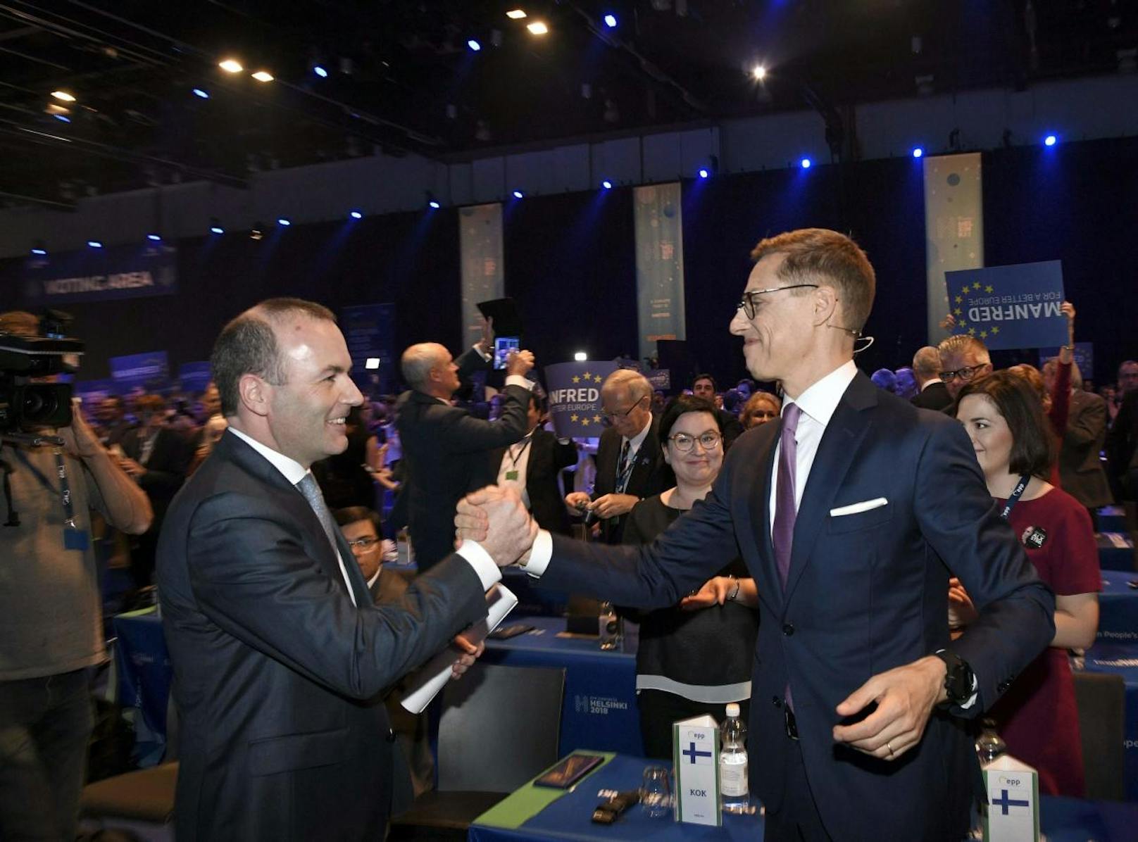 Manfred Weber (l.) und Alexander Stubb stellten sich beim Kongress der EVP der Wahl zum Spitzenkandidaten. Favorit Weber erlangte 79 Prozent der Stimmen.