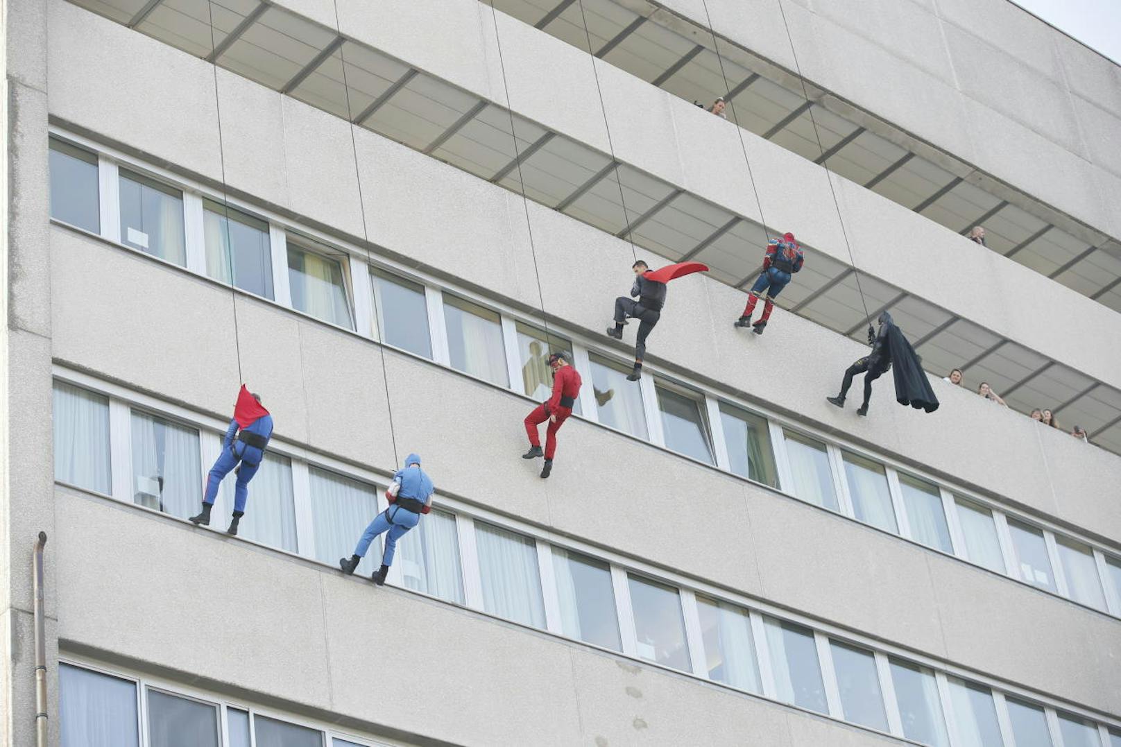 Super! Mitglieder der Polizeisondereinheit WEGA verkleideten sich als Superhelden, seilten sich vom AKH-Dach in Wien ab und besuchten kleine Patienten im Spital.