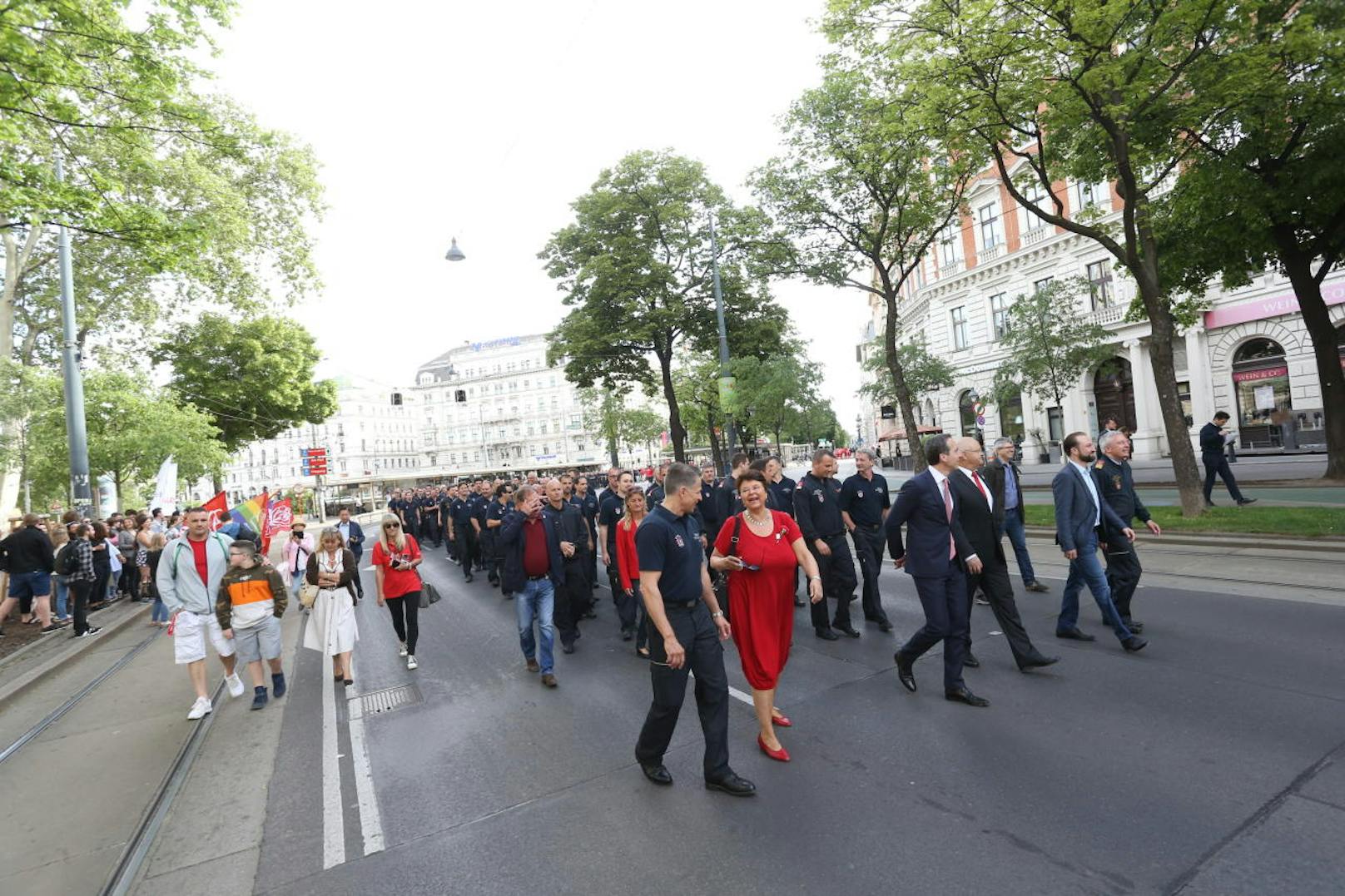 Unter den Augen von schwer bewaffneten WEGA-Beamten spazierten Tausende Anhänger der SPÖ am 1. Mai über die Ringstraße zum Rathausplatz.