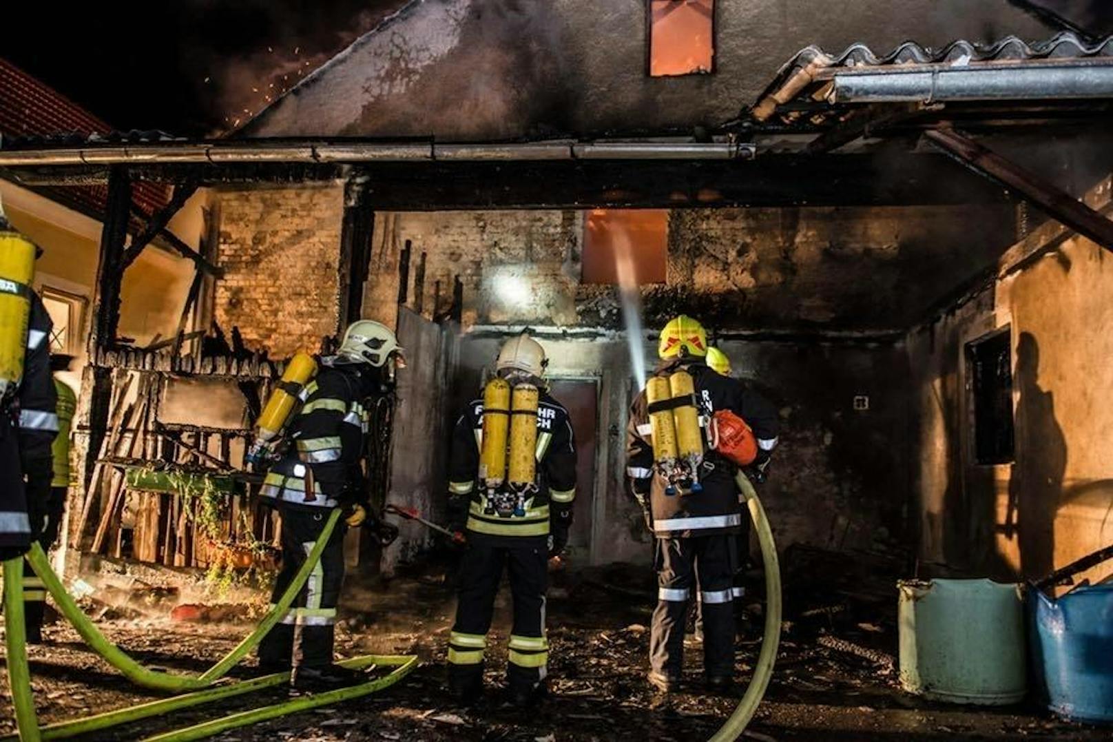 Das Wohnhaus konnte gerettet werden, das angrenzende Stadl stand aber bereits lichterloh in Flammen, es brannte bis auf die Grundmauern nieder.