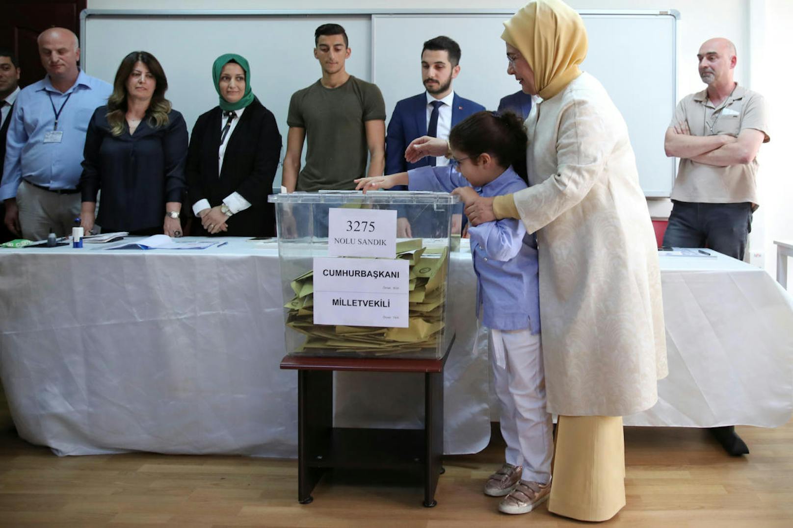 Emine Erdogan mit ihrer Ekelin bei der Stimmabgabe in Istanbul.