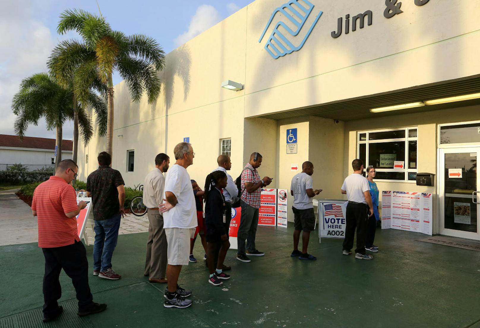 Wähler warten in Deerfield Beach (Florida) auf ihre Stimmabgabe. 