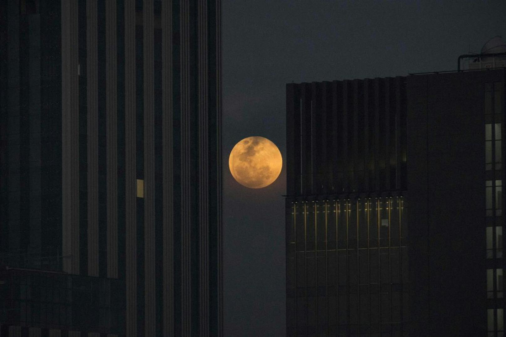 In der Thailändischen Metropole Bangkok versteckte sich der Mond anfänglich noch hinter Hochhäusern.