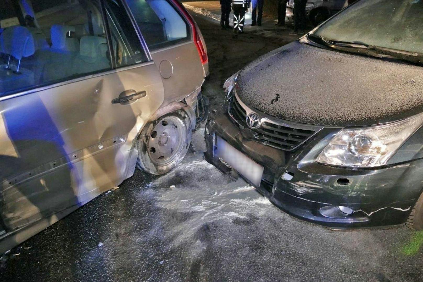 Der Lenker krachte nach einem medizinischen Notfall hinter dem Steuer in geparkte Autos.