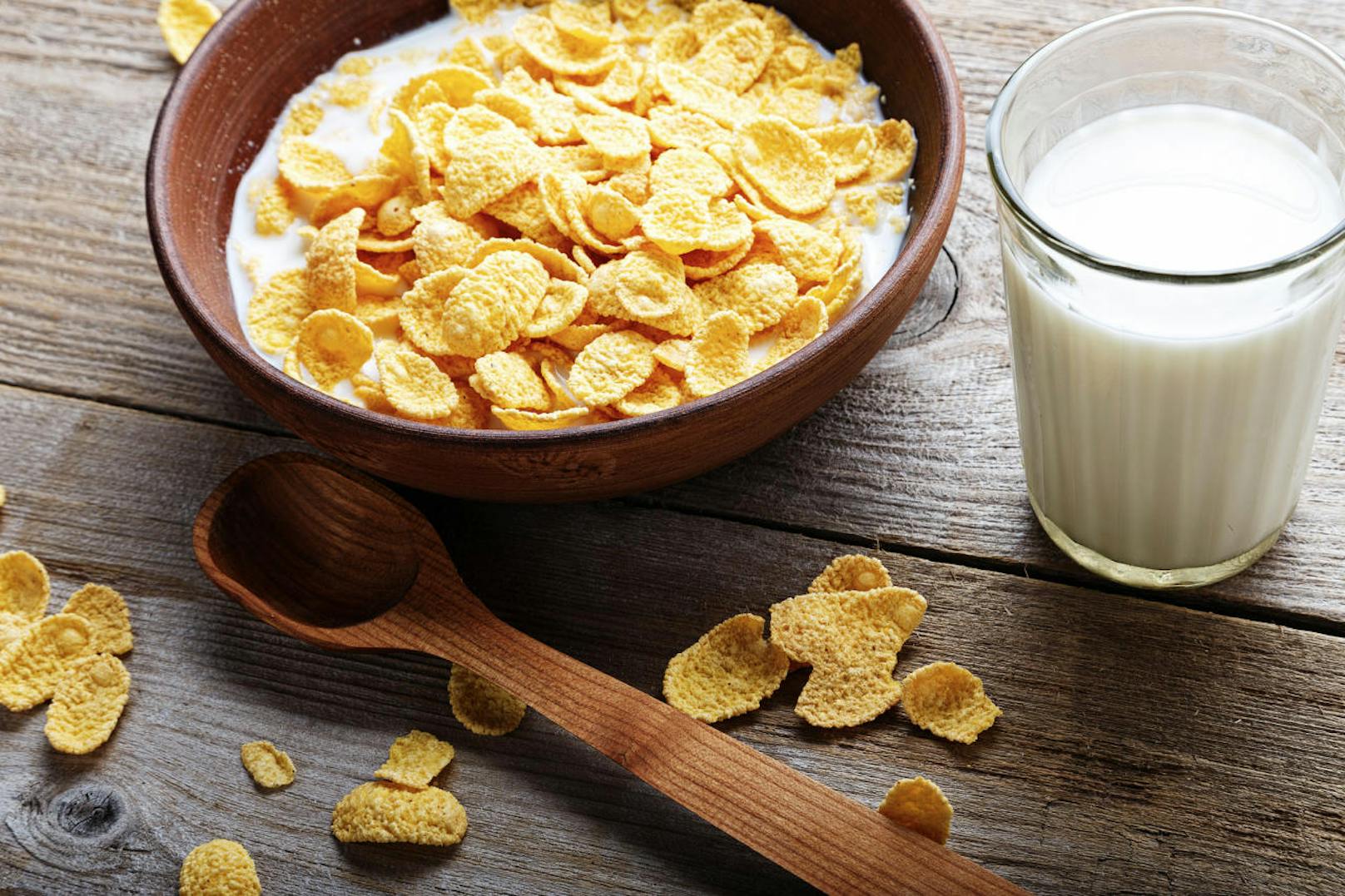 <strong>1. Cornflakes:</strong> Industriell hergestellte Cerealien stecken oft voller Zucker und Kalorien.<br>