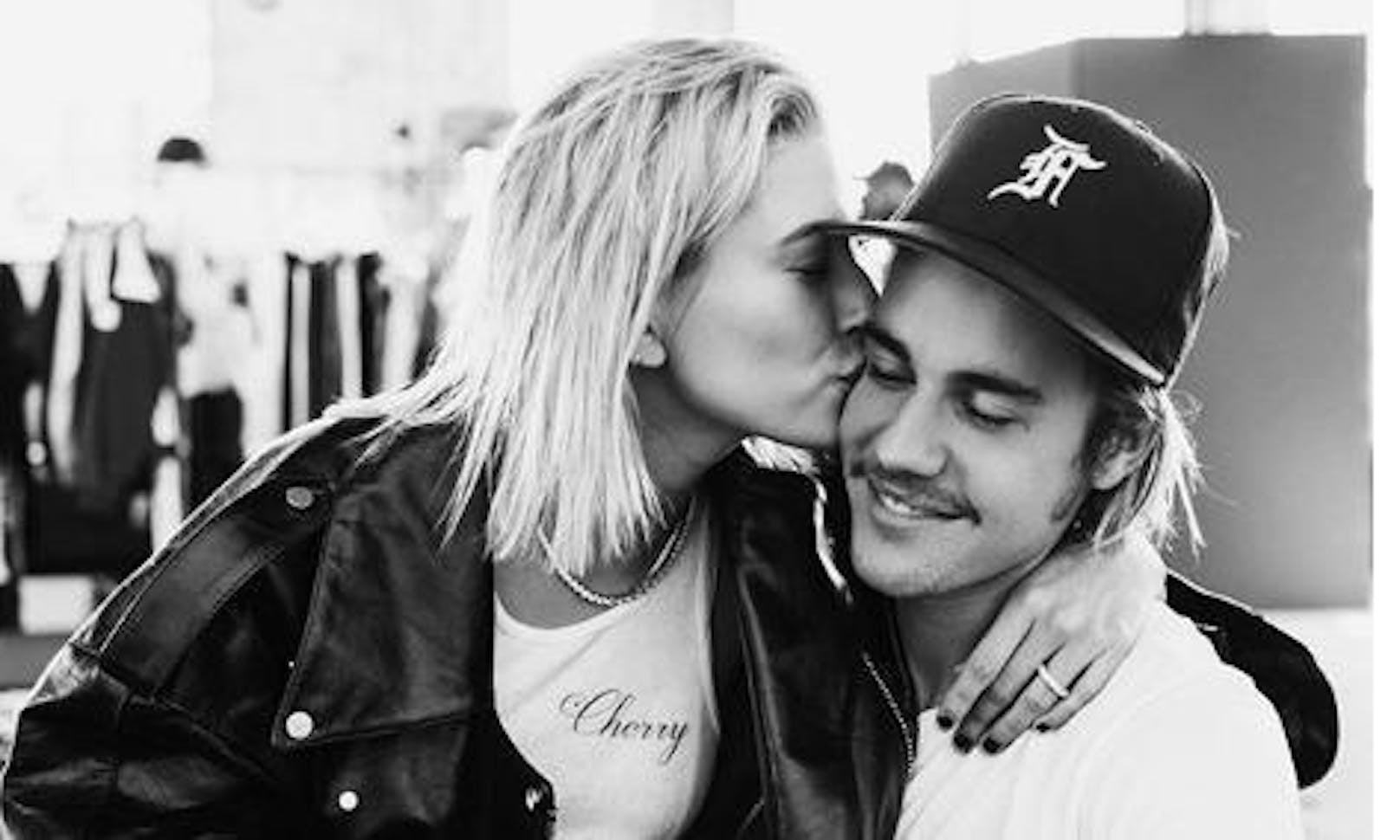 10.07.2018: Justin Bieber verkündete auf Instagram seine Verlobung mit Model Hailey Baldwin.