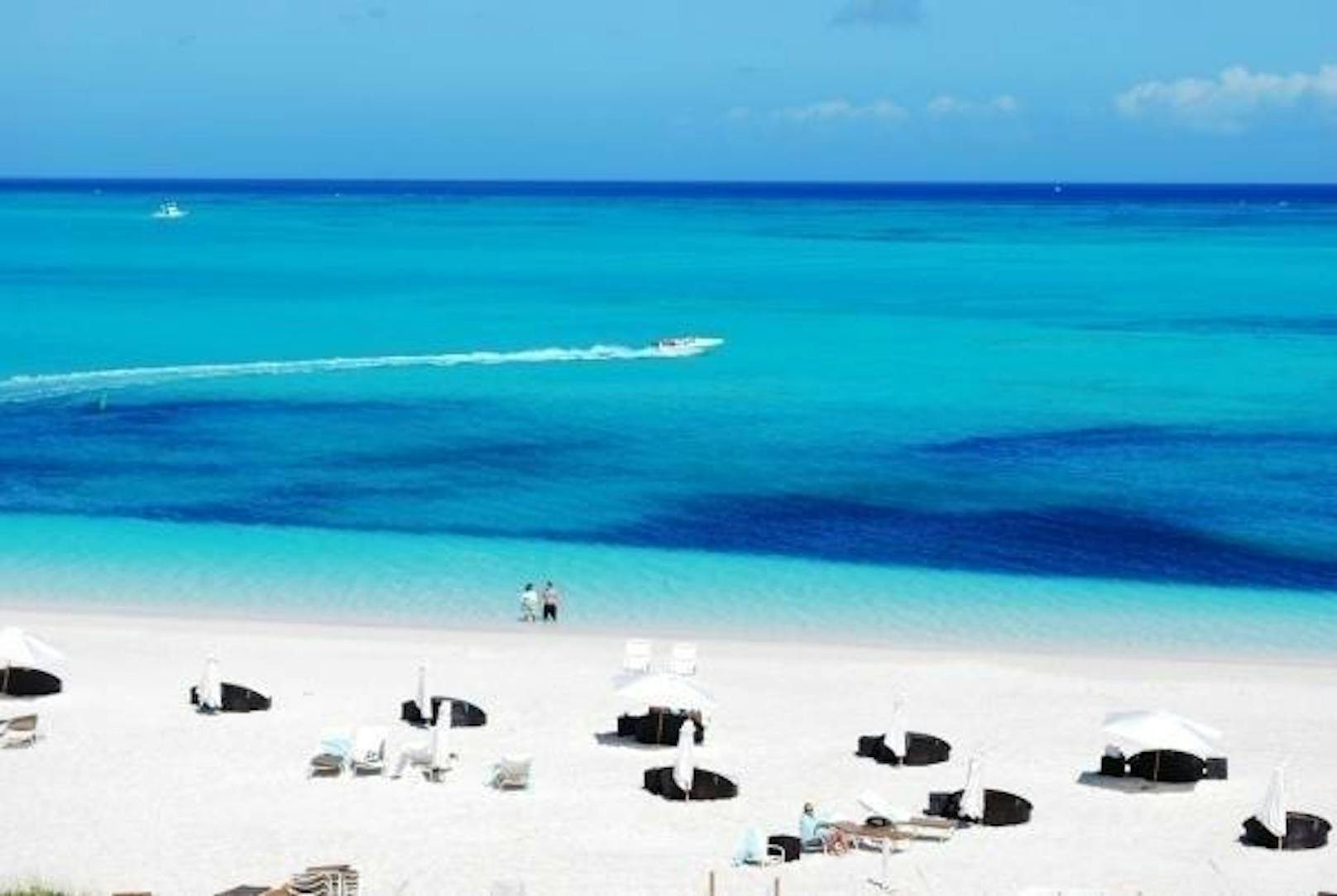 <b>Platz eins: Grace Bay, Providenciales, Turks- und Caicosinseln: </b>Sand bis zum Horizont und von Ende Januar bis Anfang April nordatlantische Buckelwale, die sich beobachten lassen. Dafür gibt es fünf Sterne: "Der Strand ist ewig lang, ganz sauber und superfein."