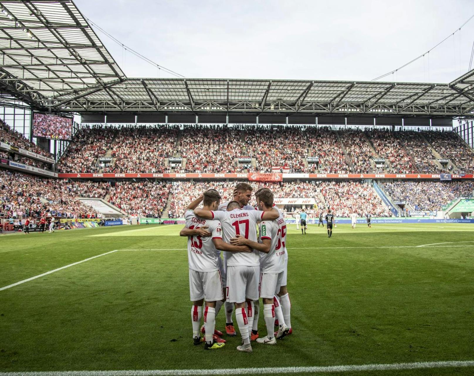 Louis Schaub jubelt mit dem 1. FC Köln im RheinEnergieStadion, das für die WM 2006 gebaut wurde. Ob der Ex-Rapidler 2024 auch mit dem ÖFB-Team im modernen Komplex aufgeigt, wird sich zeigen. Knapp 50.000 Fans finden jedenfalls Platz.
