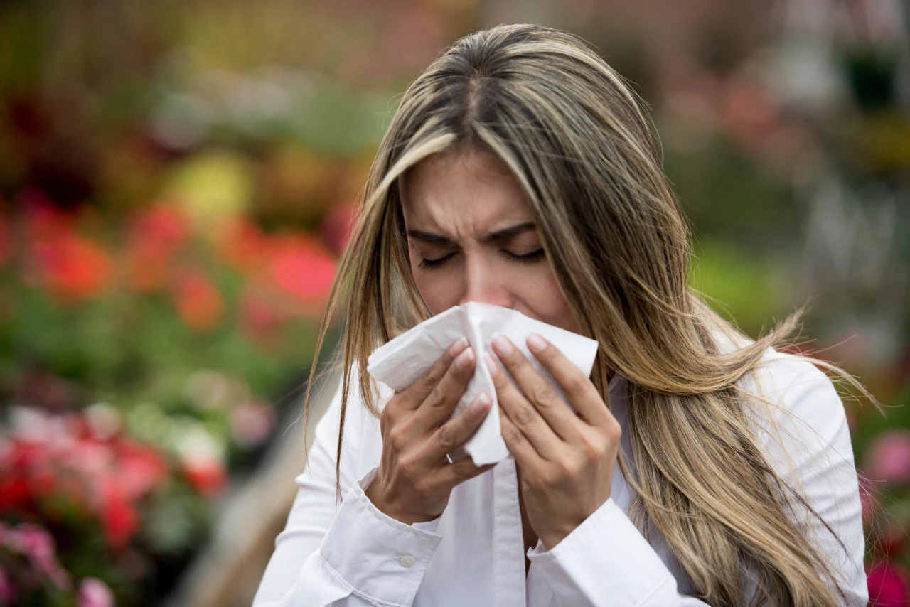 Befreien Sie sich beim Betreten der eigenen vier Wände immer gleich von den Pollen, die an Ihnen haften. Ein sofortiges Wechseln der Kleidung helfen, die Pollen von Wohnräumen fernzuhalten. Haarewaschen vor dem Zubettgehen verhilft zusätzlich zu einer erholsamen Nacht ohne Pollenbelastung.