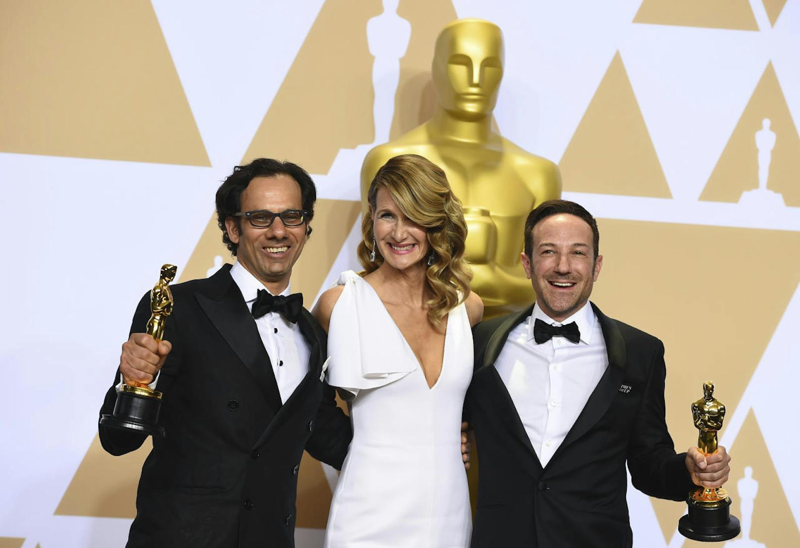 <b>Bester Dokumentarfilm:</b> Präsentatorin Laura Dern (m.) freut sich mit den frischgebackenen Oscar-Gewinnern Dan Cogan (l.) und Bryan Fogel (r.) für die Doku <b>"Icarus</b>".
